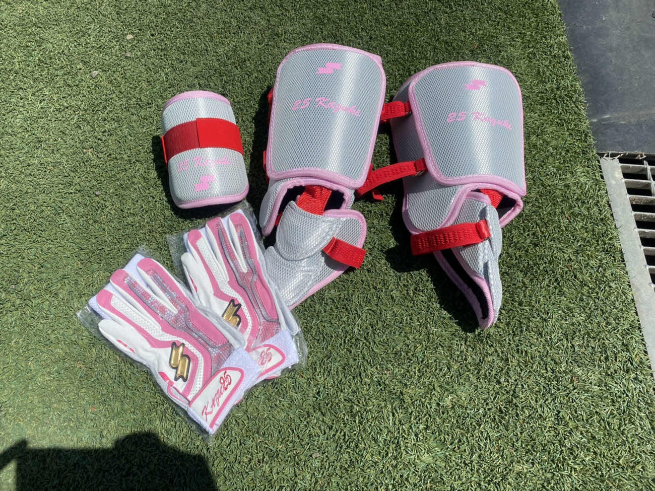 楽天田中和が母の日の5月9日に使用するSSK社製の打撃手袋と防具（SSK社提供）