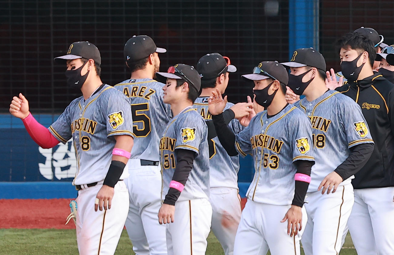 DeNA対阪神　スアレス（奥左）からウイニングボールをもらう阪神馬場（手前右から2人目）。手前左から佐藤輝、中野、島田、1人おいて岩貞（撮影・野上伸悟）