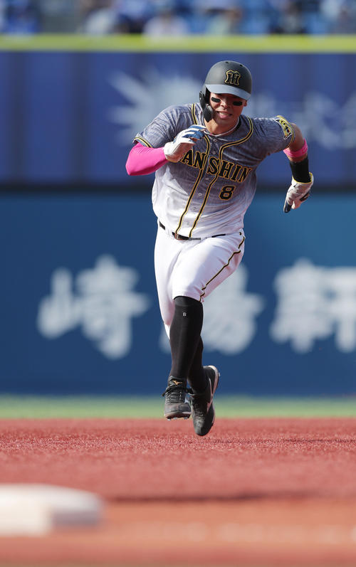 DeNA対阪神 5回表阪神無死一塁、サンズの同点適時二塁打で、一塁から本塁を狙う佐藤輝(撮影・前田充)
