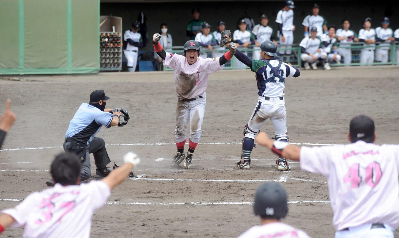 延長11回、原の犠飛で生還する日大国際関係・服部