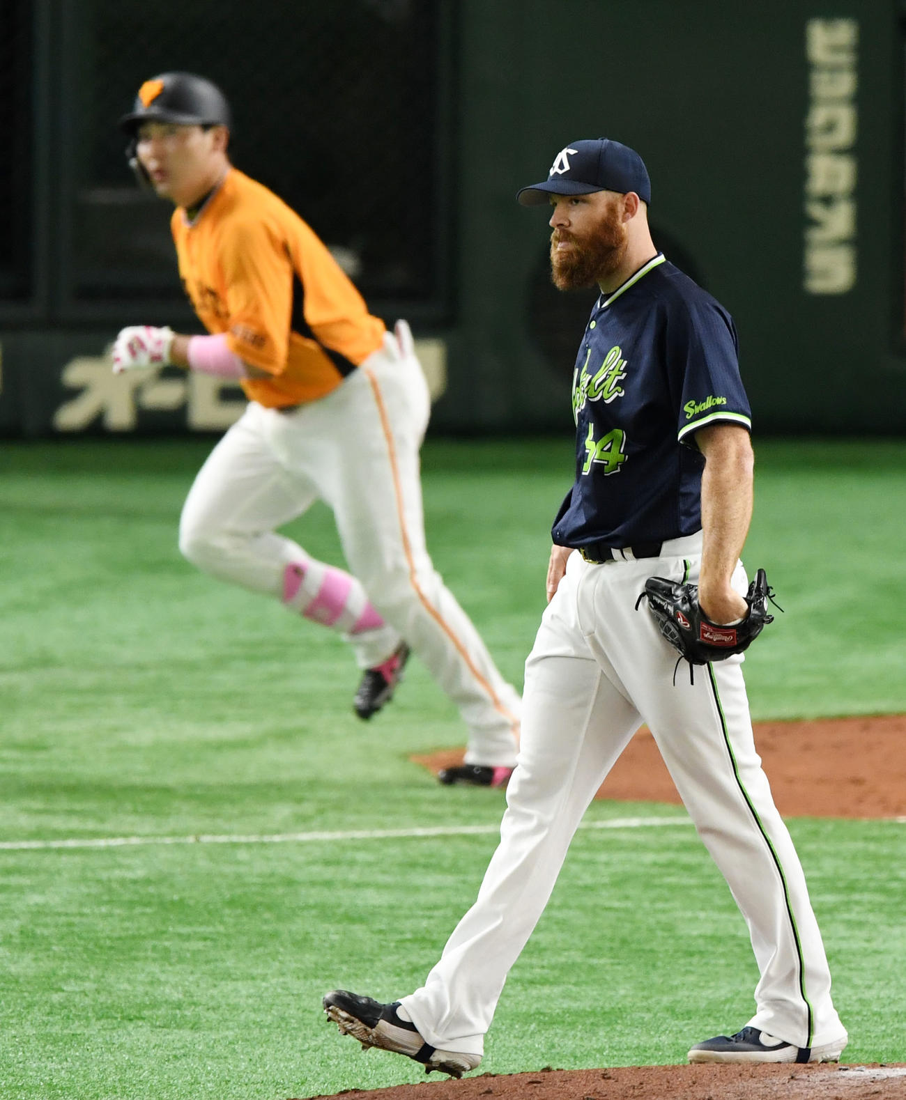 巨人対ヤクルト　2回裏巨人2死、丸に右中間へ本塁打を浴びるサイスニード（撮影・横山健太）