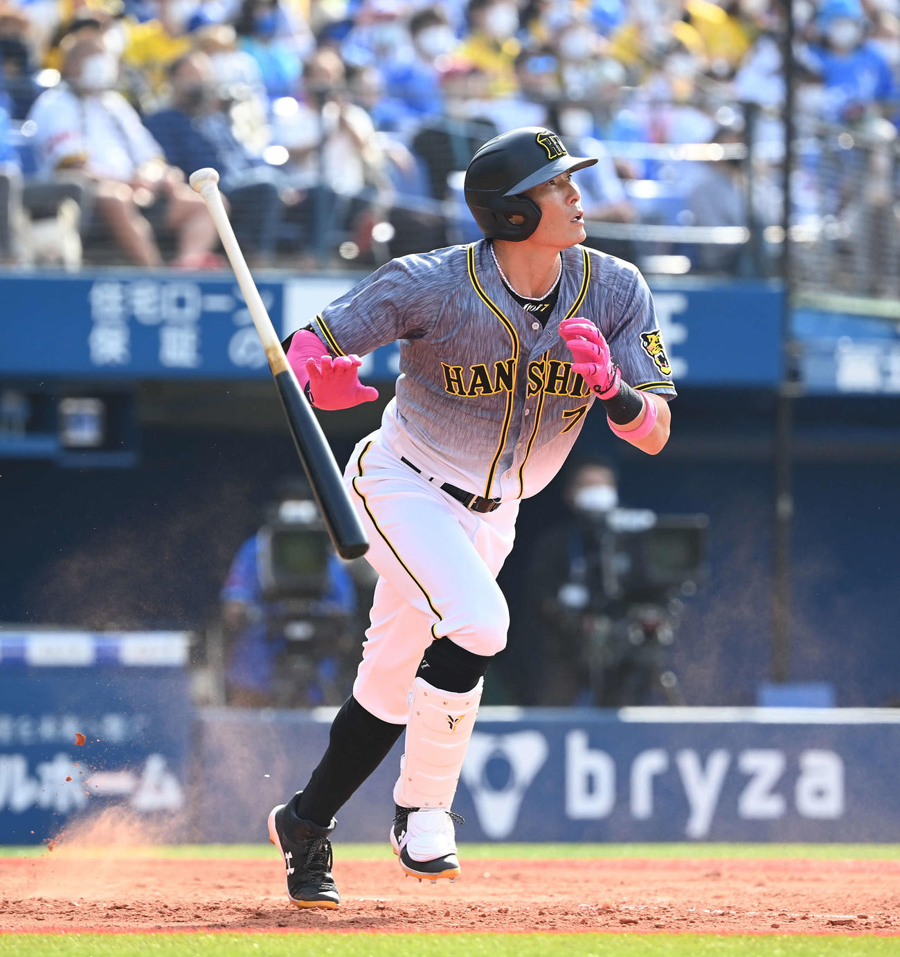 DeNA対阪神　5回表阪神無死三塁、右越えに2点本塁打を放ち打球の行方を見る糸井（撮影・たえ見朱実）