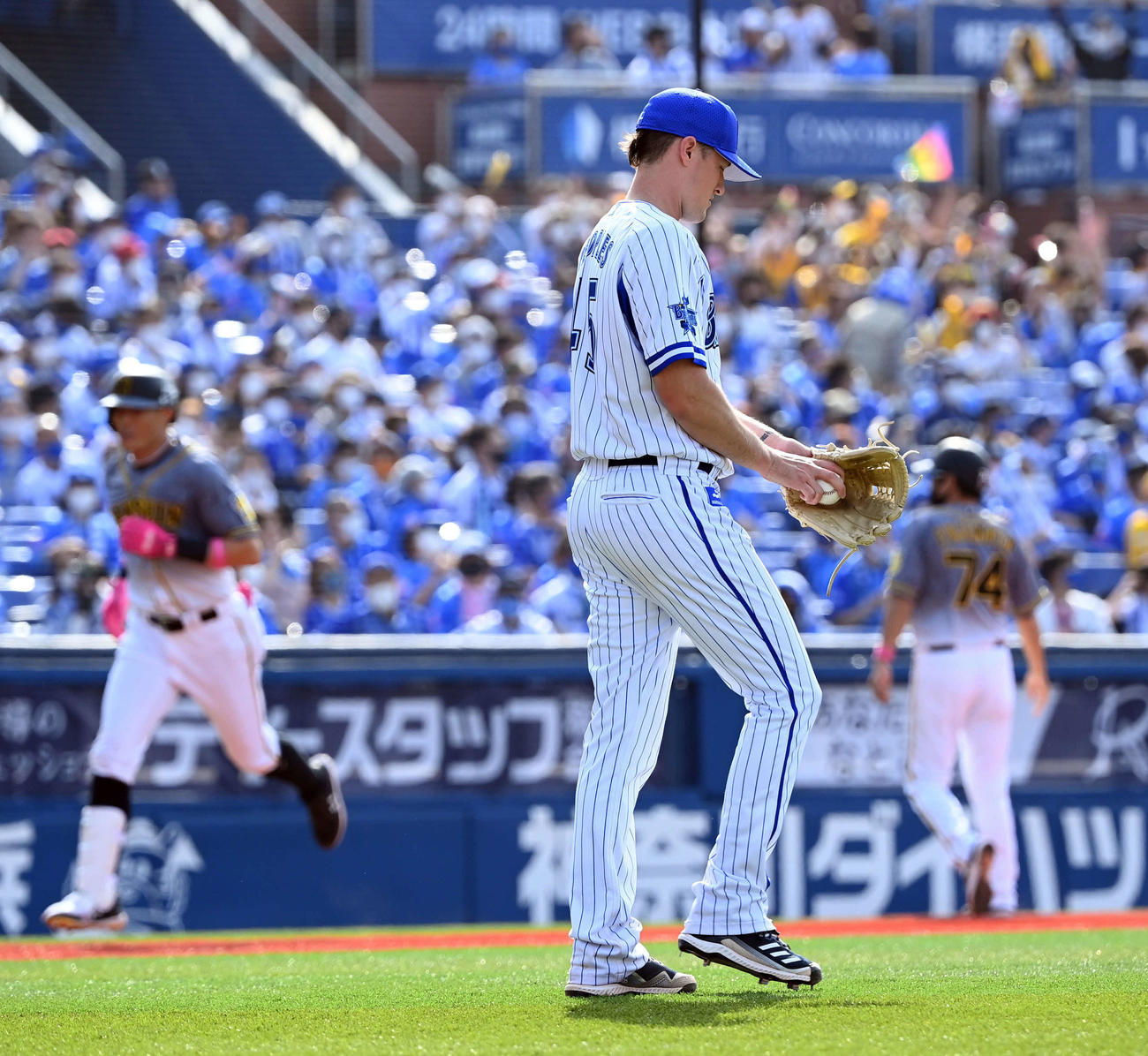 DeNA対阪神　5回表阪神無死三塁、糸井に2点本塁打を浴びるピープルズ（撮影・たえ見朱実）