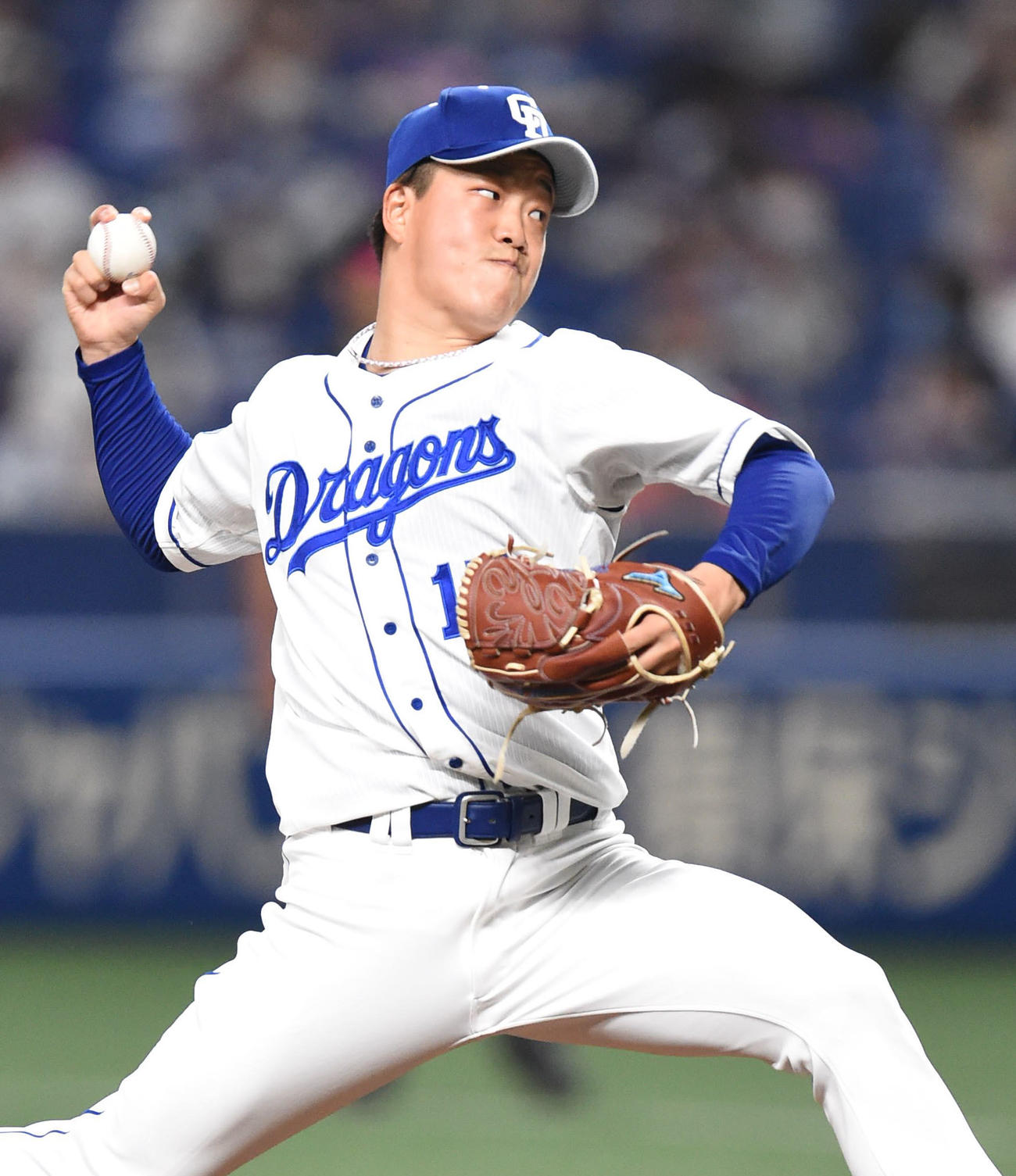 中日対広島　1回表、登板する中日先発の柳（撮影・森本幸一）