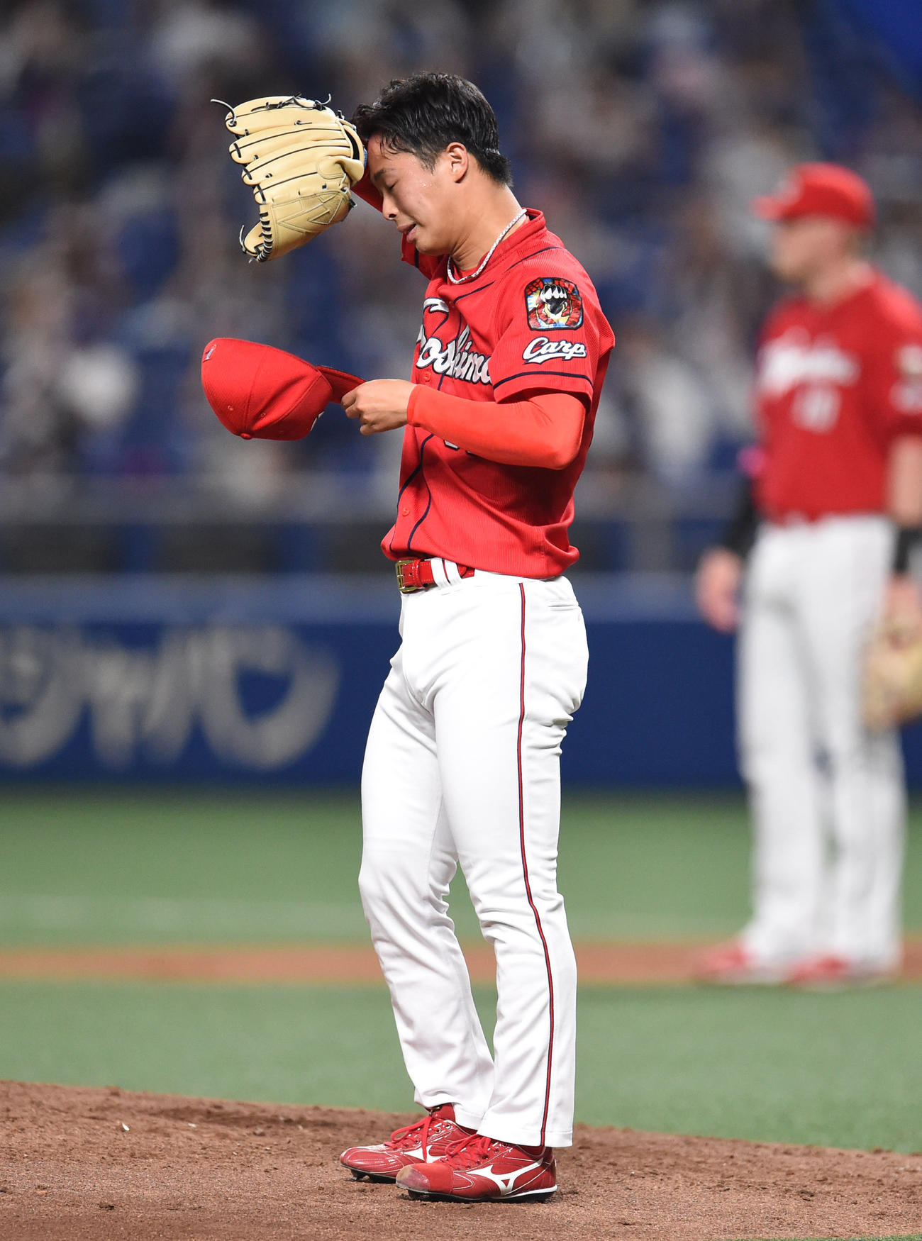 中日対広島　4回裏中日無死一塁、ビシエドに左中間スタンドへ2点本塁打を打たれた広島先発の玉村（撮影・森本幸一）