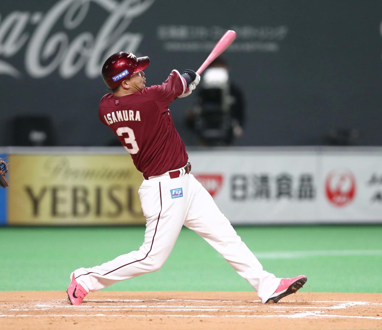 日本ハム対楽天　6回表楽天2死一塁、左中間に2点本塁打を放つ浅村（撮影・黒川智章）