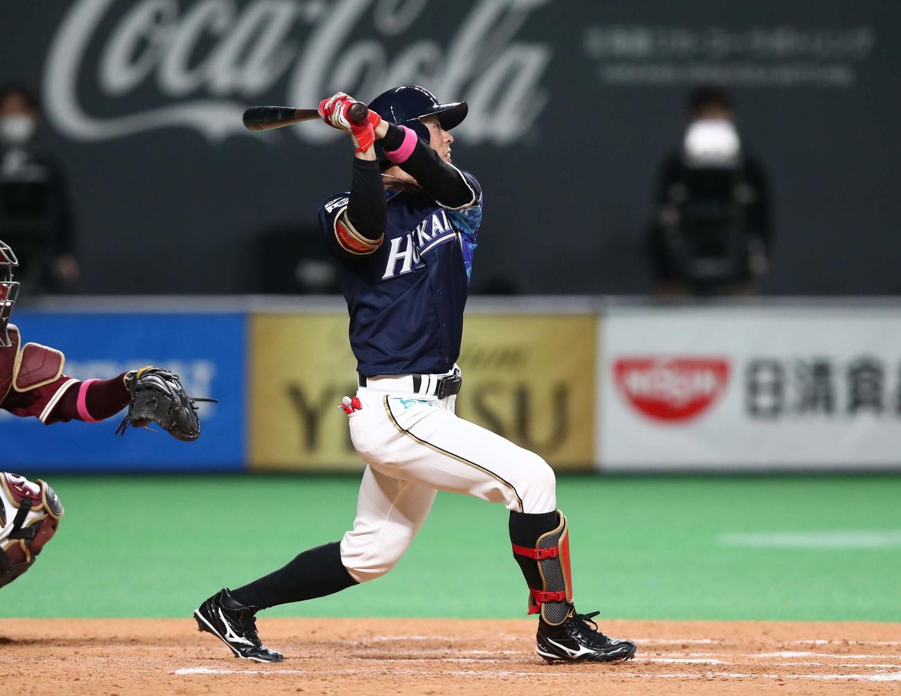 日本ハム対楽天　6回裏日本ハム2死、遊前内野安打を放つ五十幡（撮影・黒川智章）