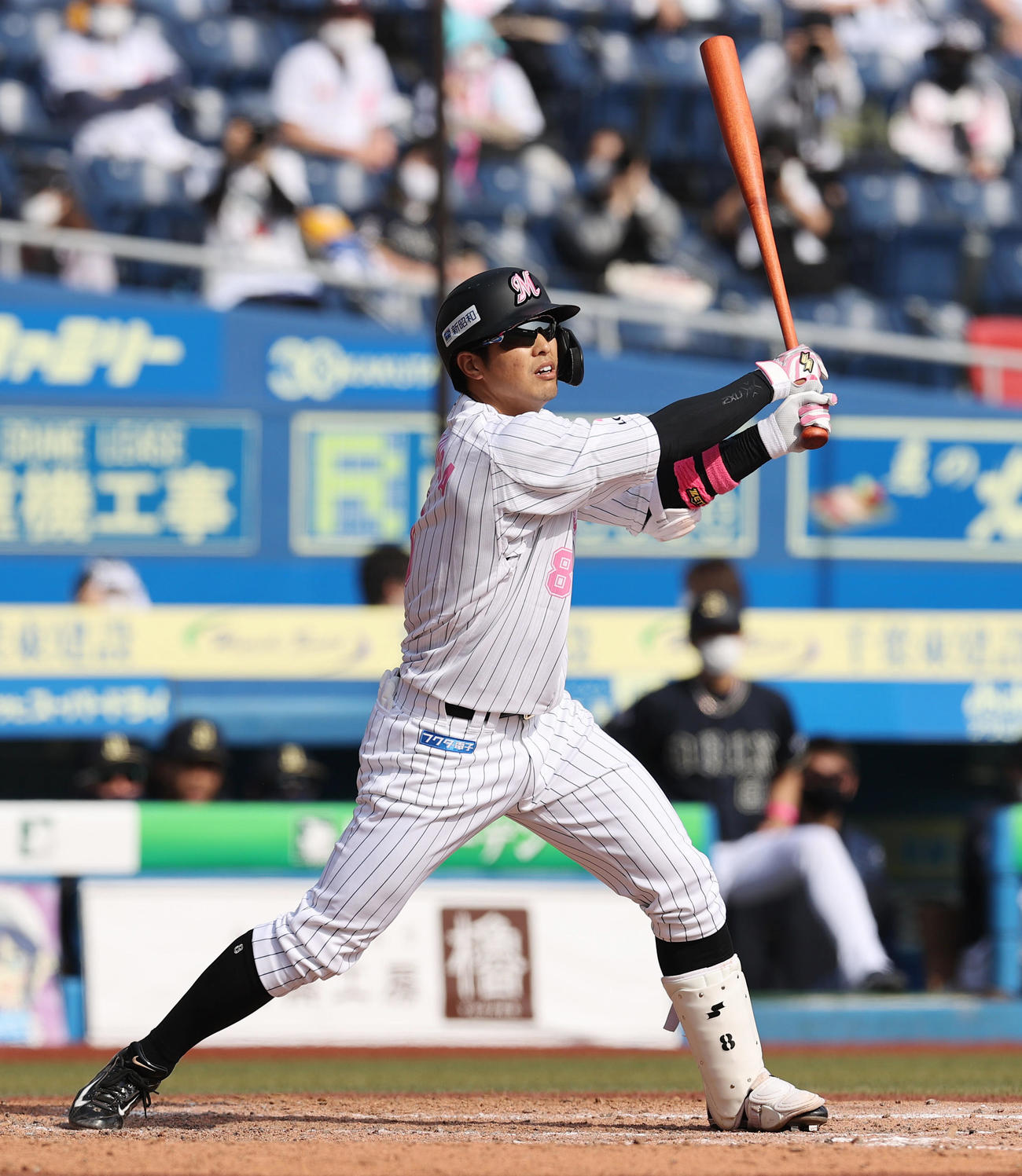 ロッテ対オリックス　4回裏ロッテ1死二、三塁、右前適時打を放つ中村奨（撮影・垰建太）