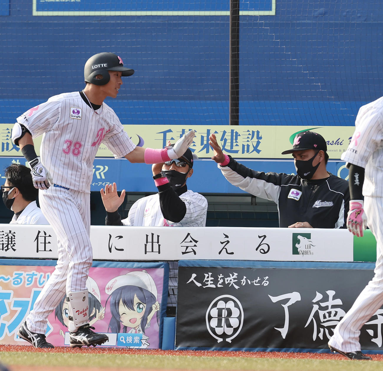 ロッテ対オリックス　7回裏ロッテ無死一、二塁、犠打を決めた高部（左）とタッチを交わす井口監督（右）（撮影・垰建太）