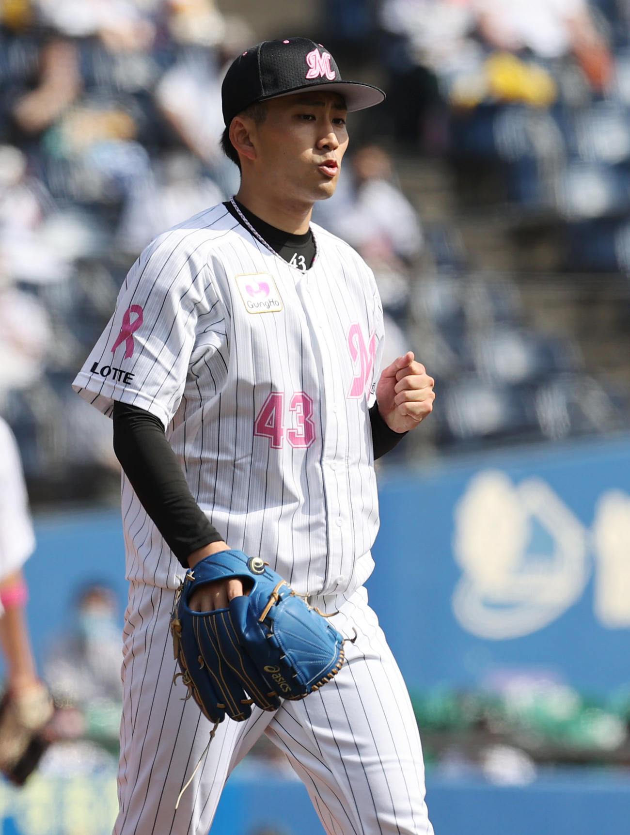 ロッテ対オリックス　2回表オリックス無死一塁、太田を遊ゴロ併殺に仕留めガッツポーズする小島（撮影・垰建太）