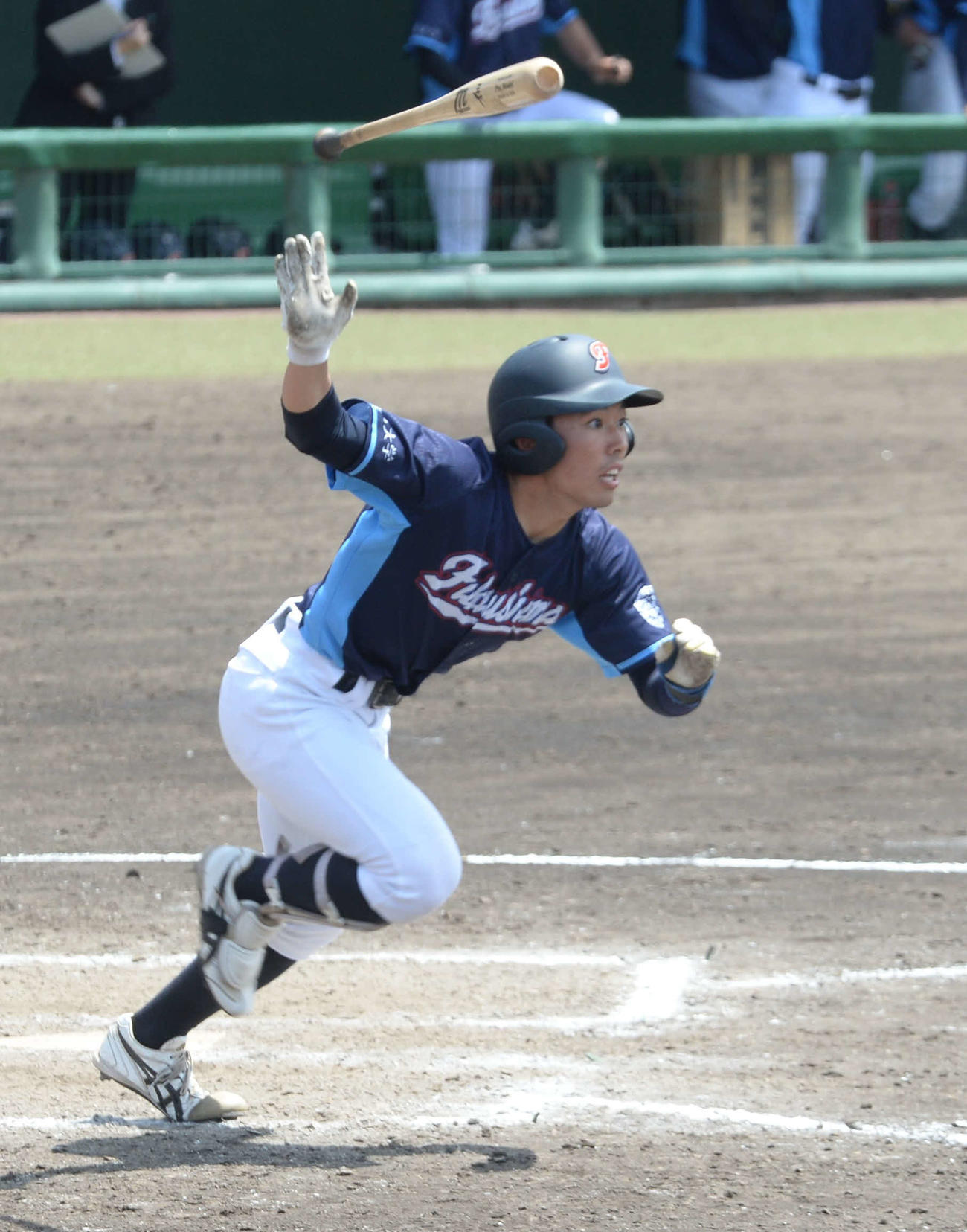 8回、勝ち越しの2点適時三塁打を放った福島大・白崎