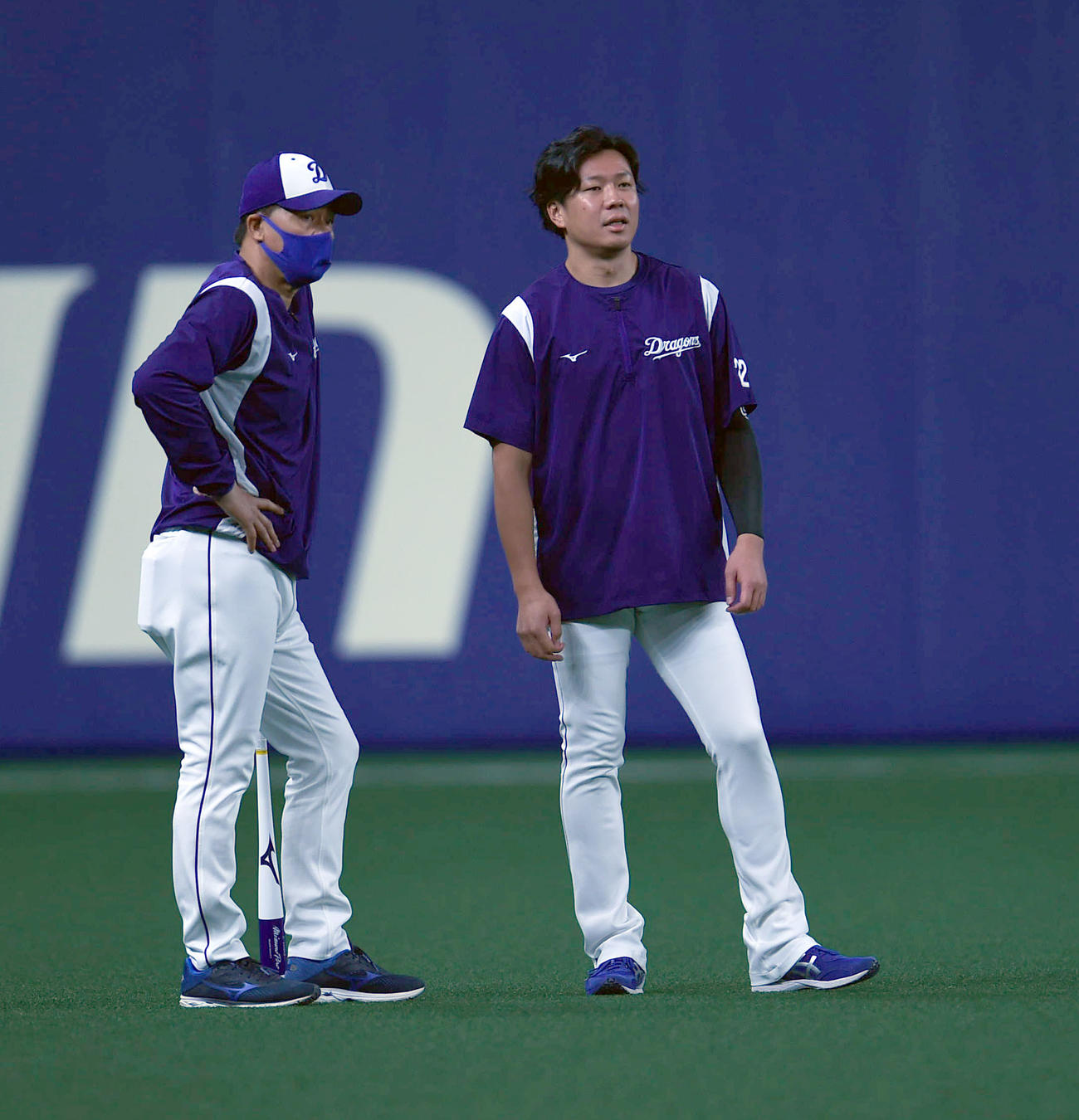中日対広島　試合前、言葉を交わす与田監督（左）と大野雄（右）（撮影・森本幸一）