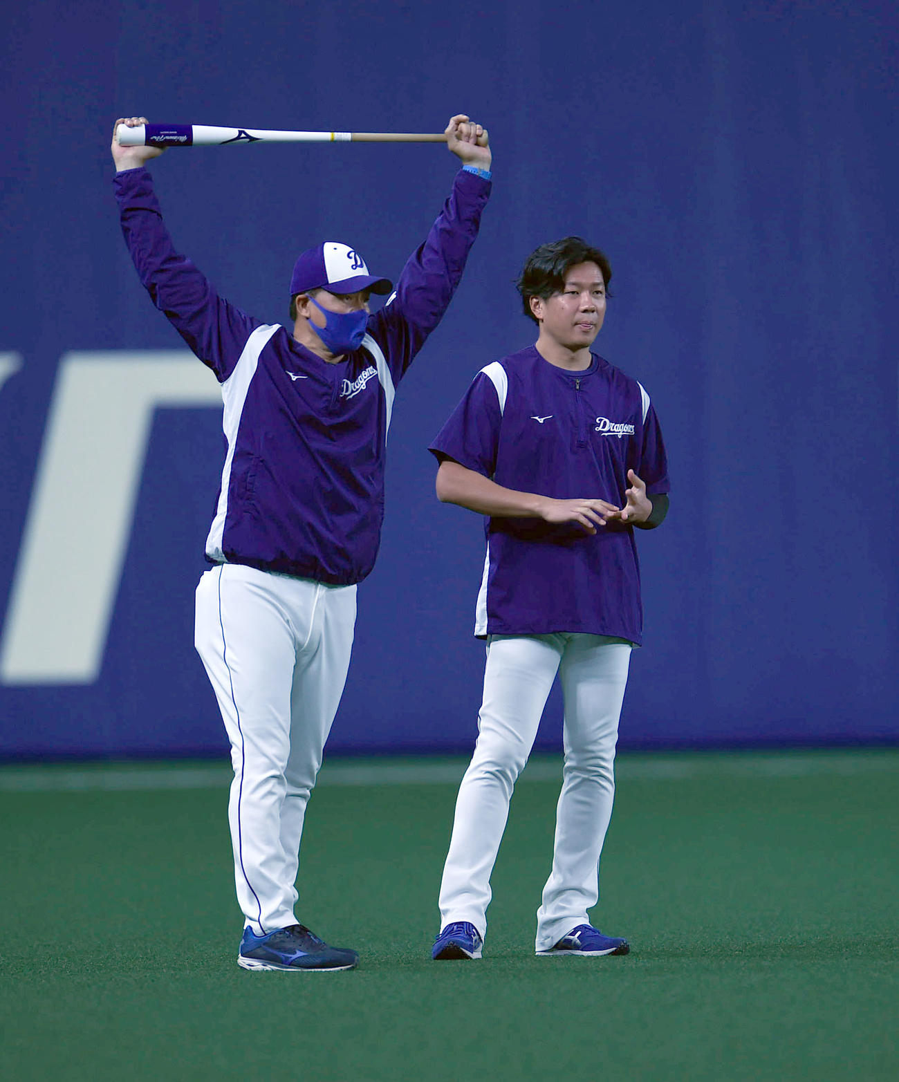 中日対広島　試合前、言葉を交わす与田監督（左）と大野雄（右）（撮影・森本幸一）