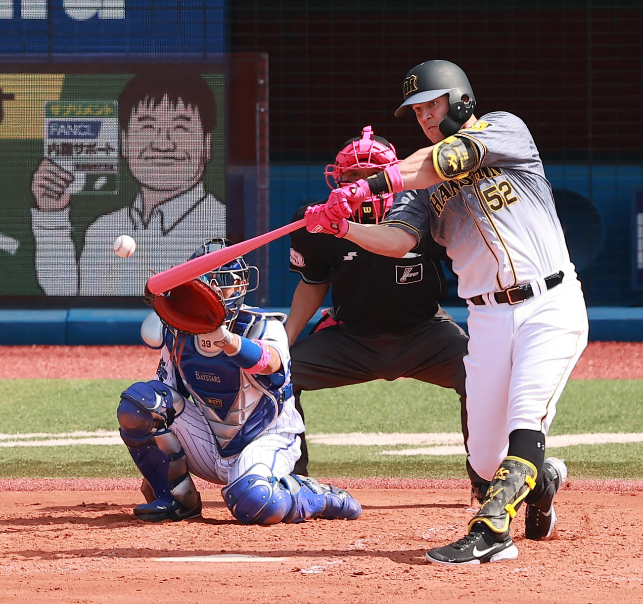 DeNA対阪神　2回表阪神1死、ピンクのバットで中飛に倒れるサンズ（撮影・野上伸悟）