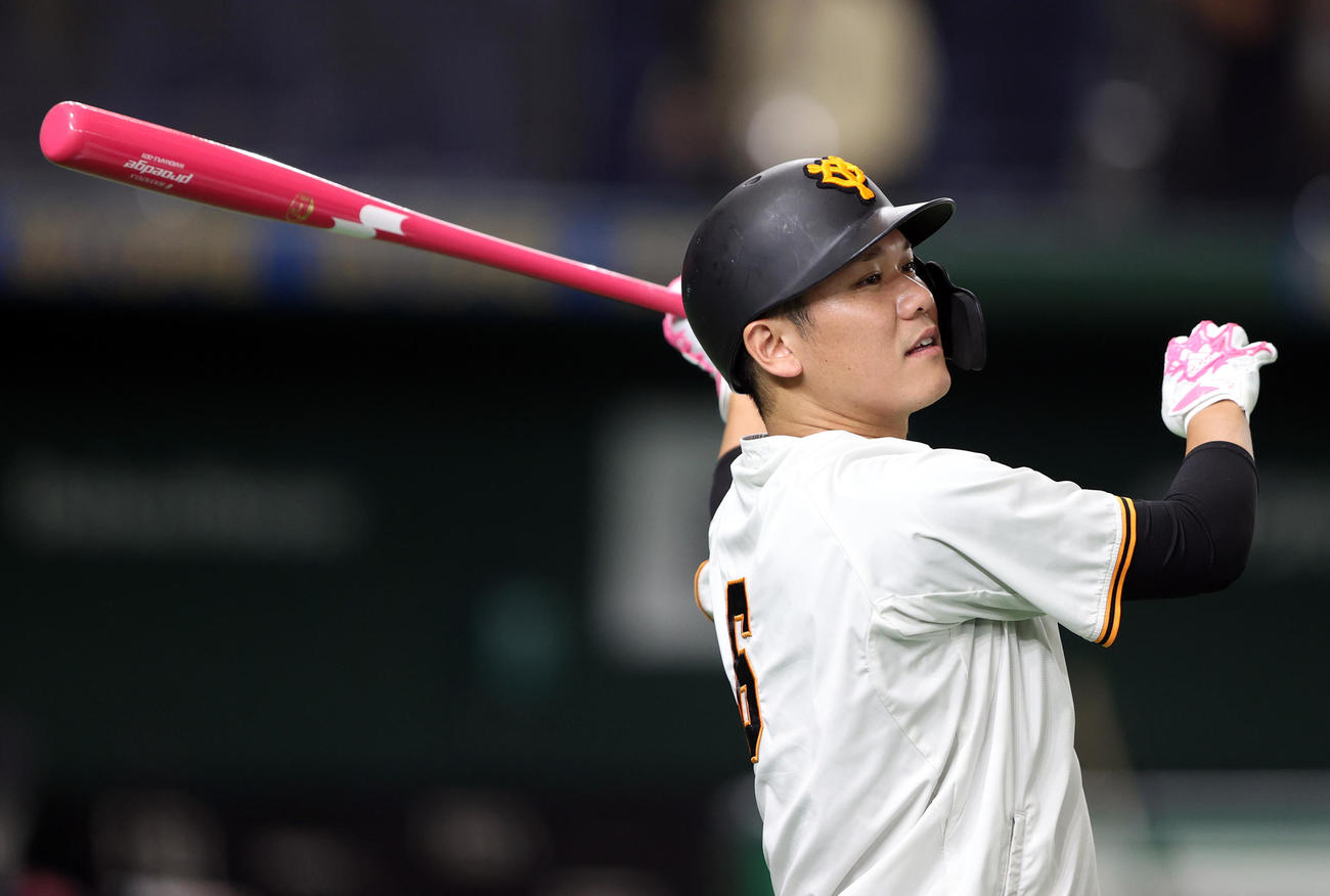 巨人対ヤクルト　母の日にちなみピンクバットでロングティーをする坂本（撮影・狩俣裕三）