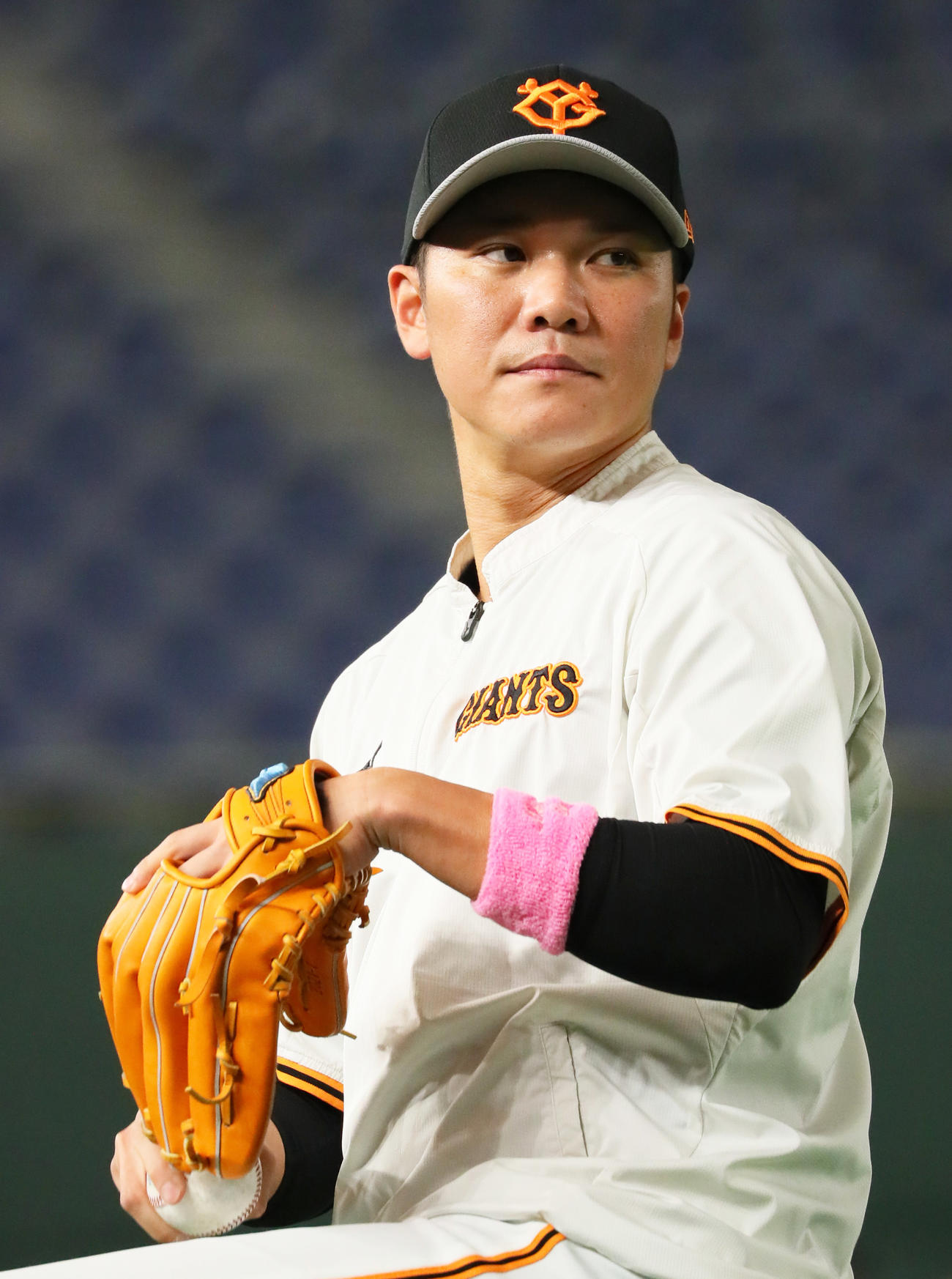 母の日にちなみピンクのリストバンドで練習する巨人坂本（撮影・足立雅史）