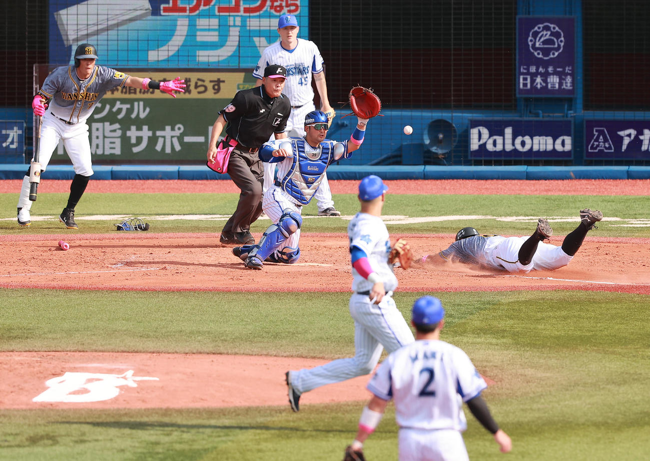 DeNA対阪神　5回表阪神無死一塁、サンズの左適時二塁打で生還する佐藤輝。捕手嶺井、後方左は糸井、右はピープルズ（撮影・野上伸悟）