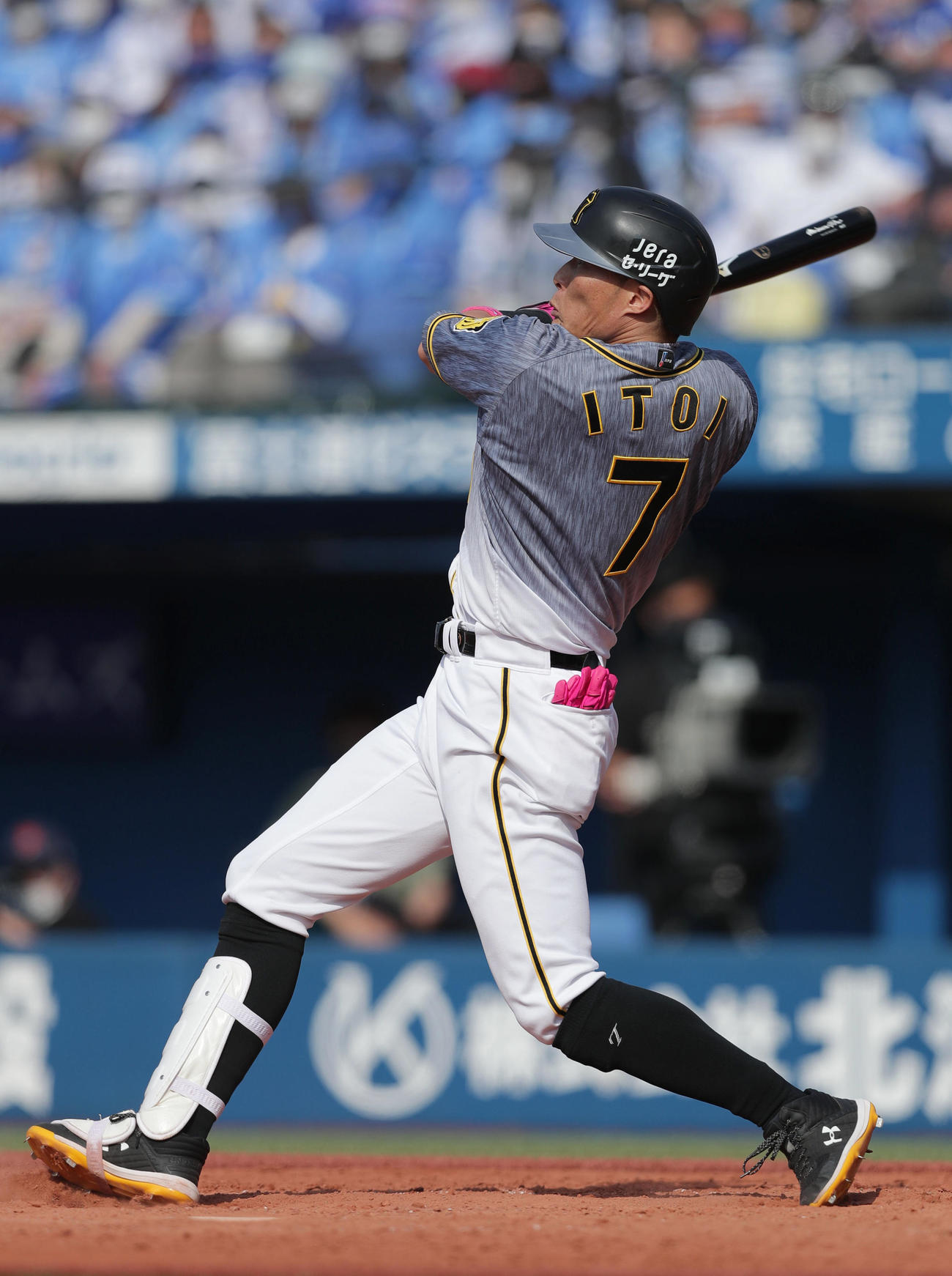 DeNA対阪神　5回表阪神無死三塁、右中間へ勝ち越し2点本塁打を放つ糸井（撮影・前田充）