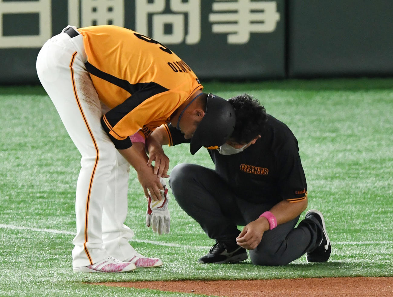 巨人対ヤクルト　5回裏巨人無死一、二塁、帰塁の際に手を痛める坂本（撮影・横山健太）