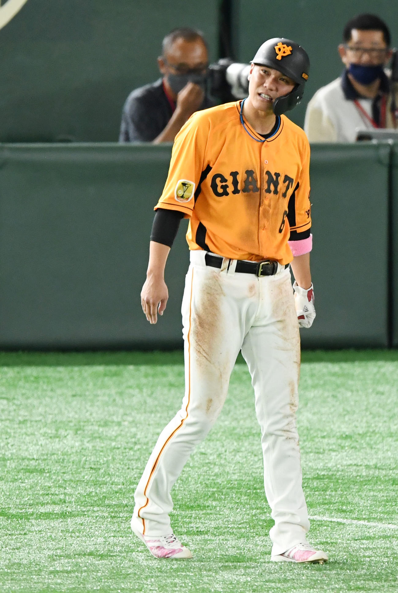 巨人対ヤクルト　5回裏巨人無死一、二塁、帰塁の際に手を痛める坂本（撮影・横山健太）
