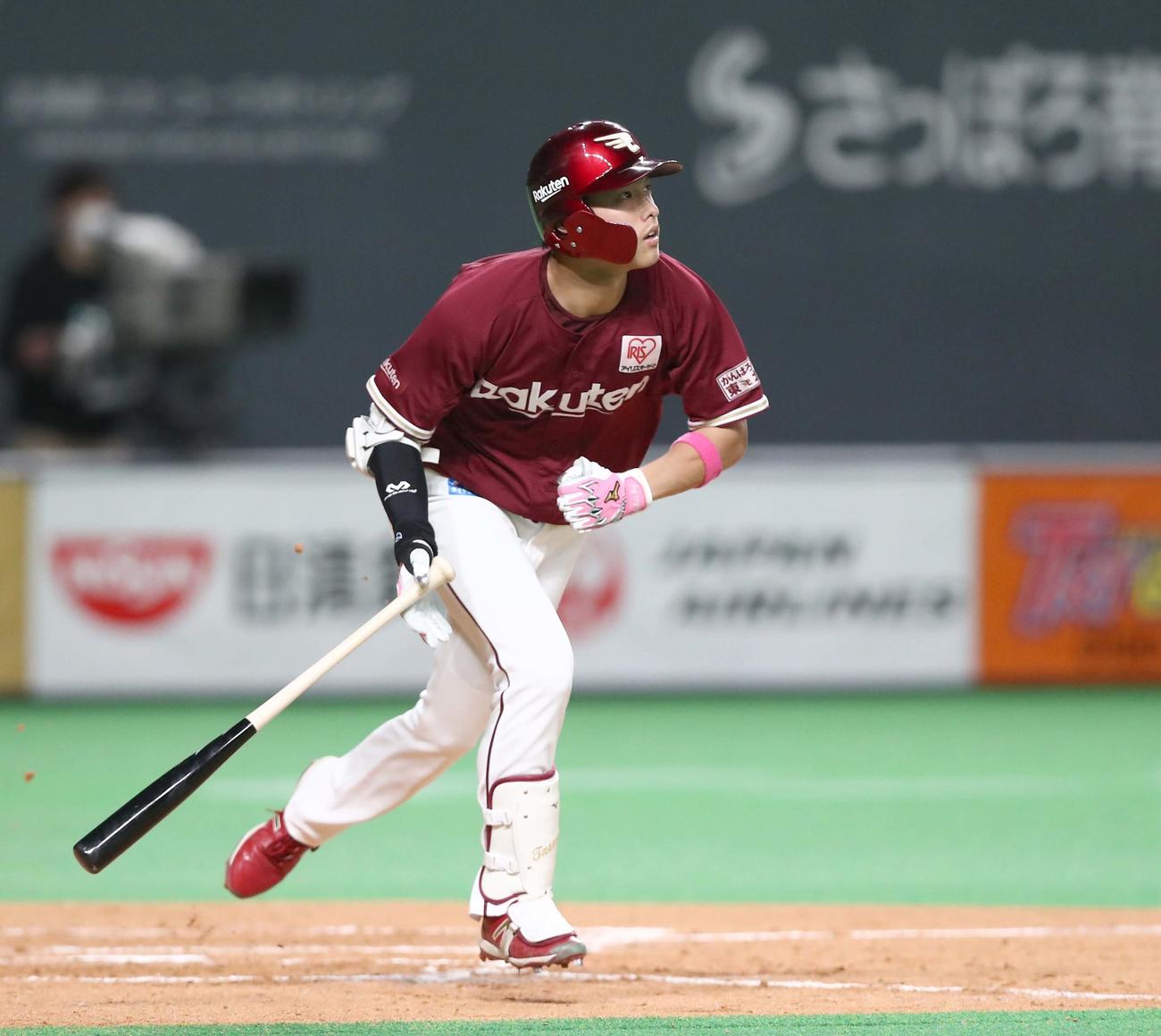 日本ハム対楽天　5回表楽天無死、右越え本塁打を放つ辰己（撮影・黒川智章）