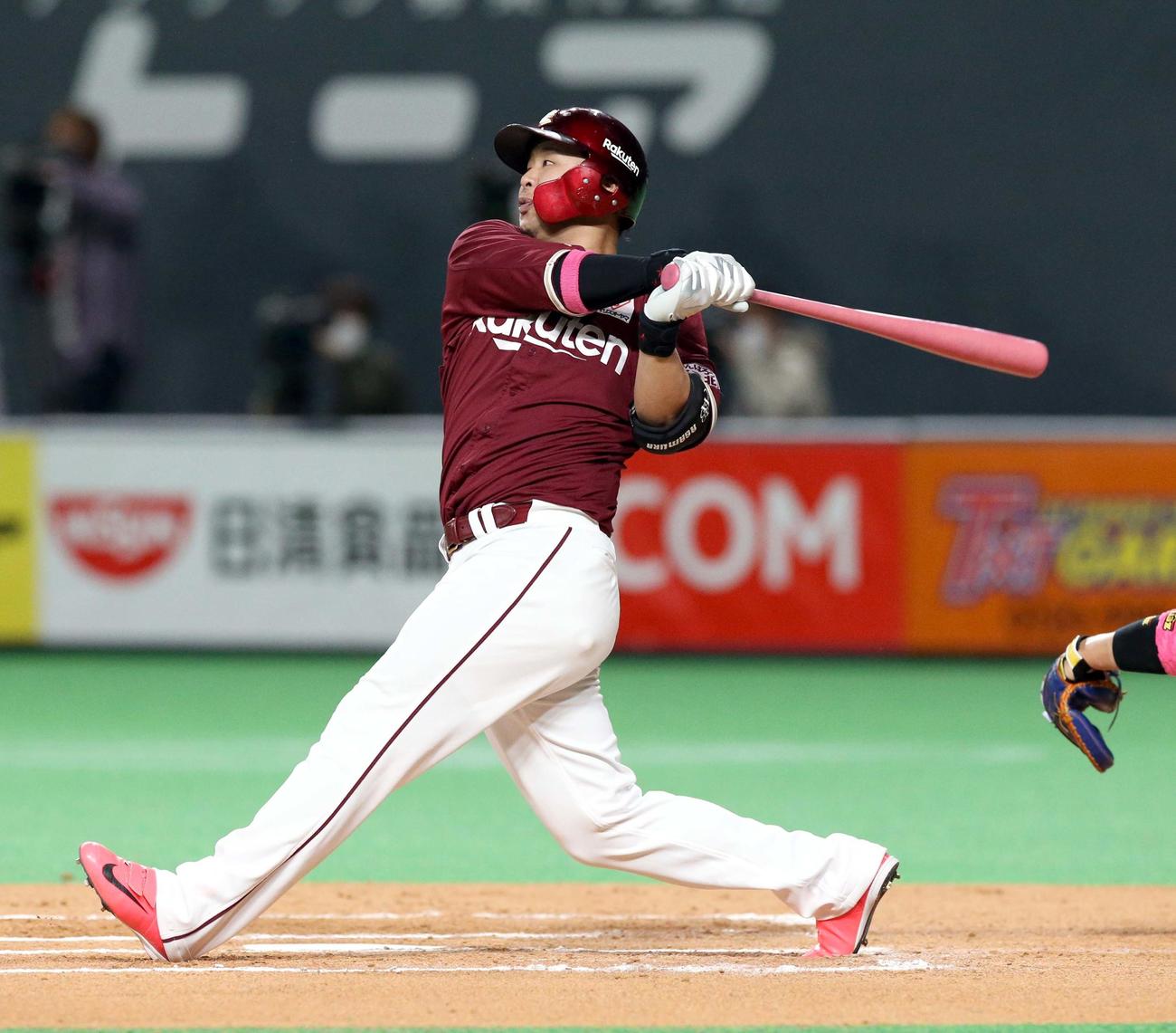 日本ハム対楽天　6回表楽天2死一塁、浅村は左越え2点本塁打を放つ（撮影・佐藤翔太）