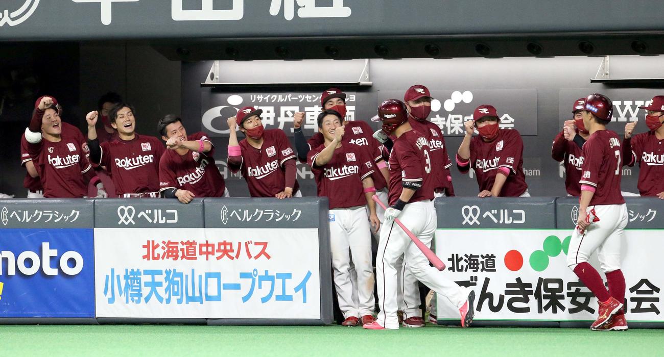 日本ハム対楽天　6回表楽天2死一塁、浅村は左越え2点本塁打を放ちチームメートに出迎えられる（撮影・佐藤翔太）