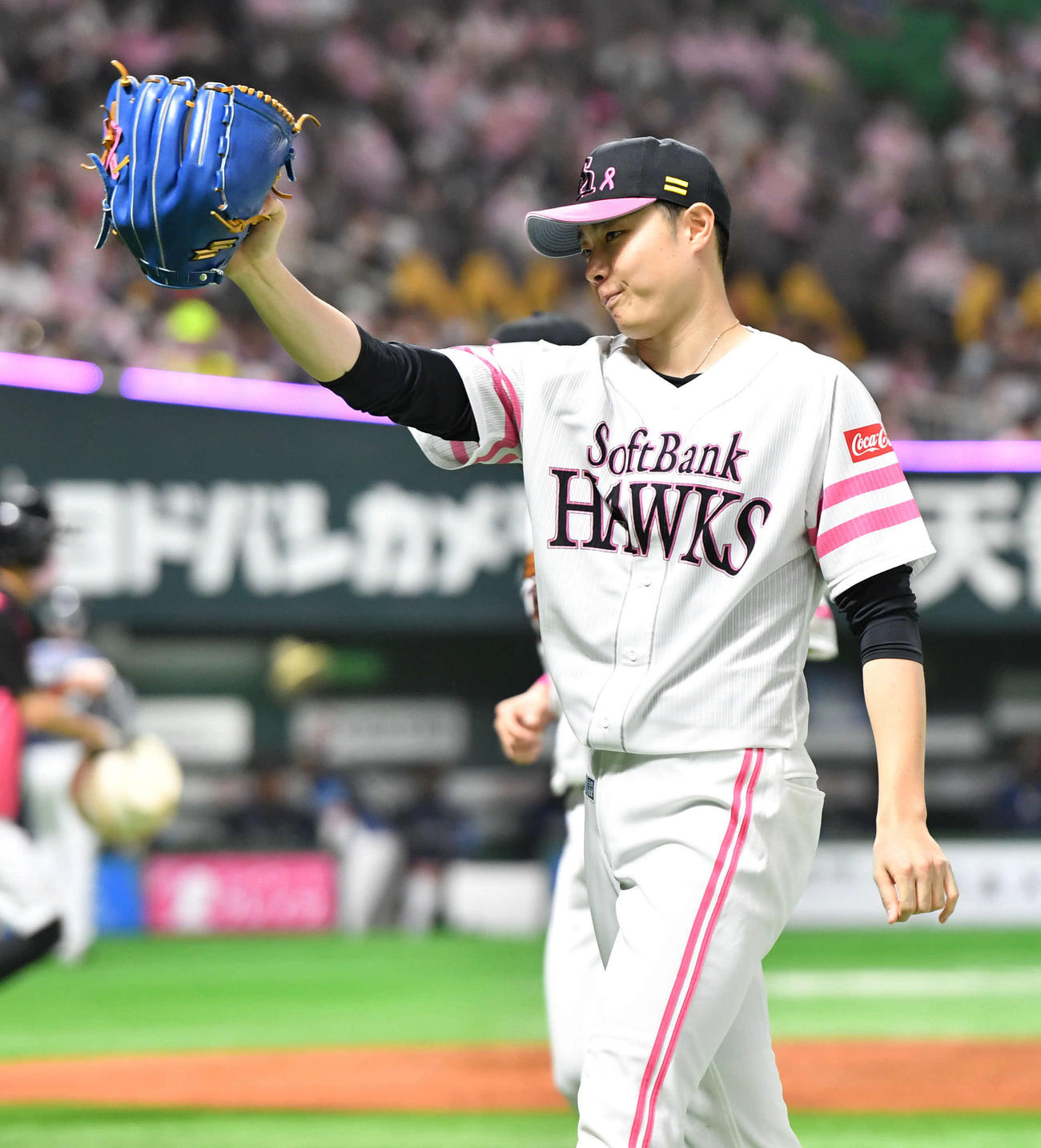 ソフトバンク対西武　4回表、西武の攻撃を3者凡退に抑え、グラブを突き出しながらベンチへ戻る松本（撮影・岩下翔太）