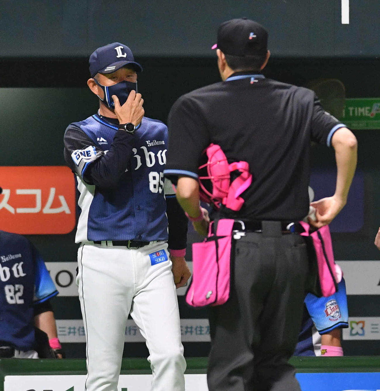 ソフトバンク対西武　7回表の攻撃を終え、投手の交代へ向かう辻監督（撮影・岩下翔太）