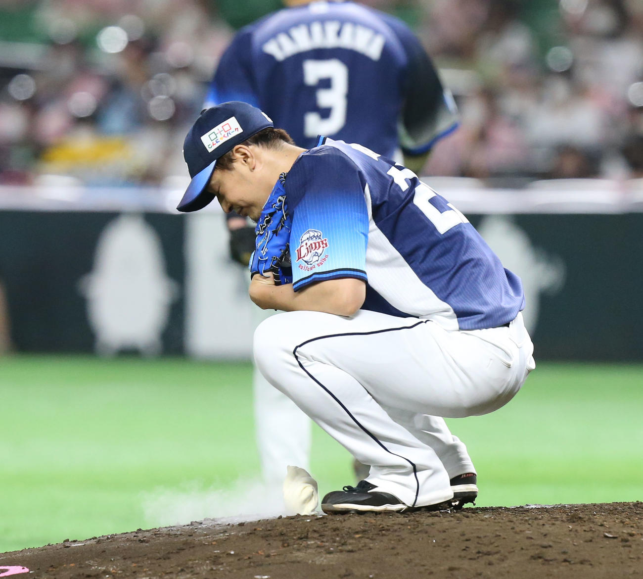 ソフトバンク対西武　6回裏ソフトバンク無死満塁、平井は得点を許しマウンドにしゃがみ込む（撮影・屋方直哉）