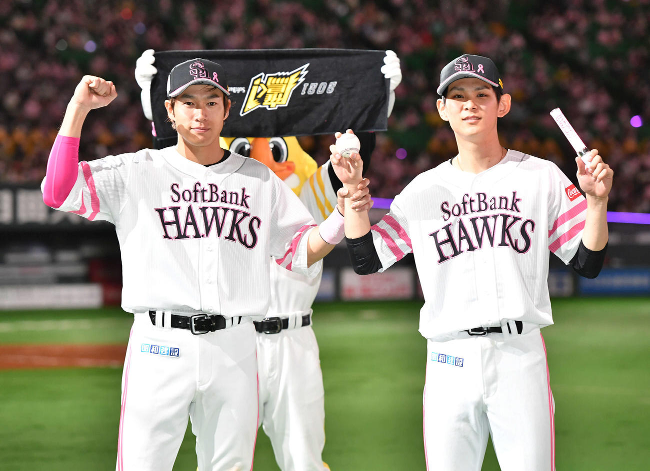 ソフトバンク対西武　西武に勝利し、ガッツポーズする柳田（左）と泉（撮影・岩下翔太）