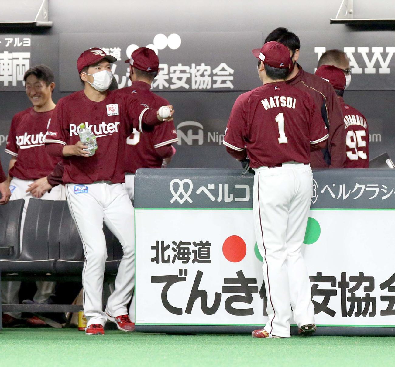 日本ハム対楽天　通算150セーブを達成し記念ボールを楽天早川（左）から受け取る松井（撮影・佐藤翔太）
