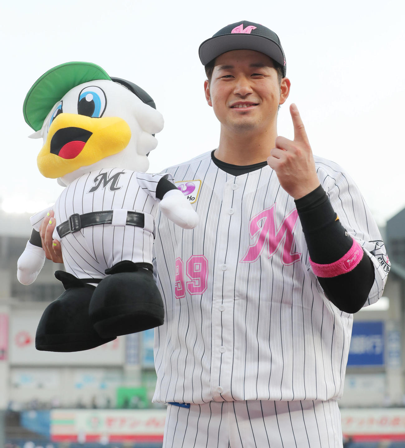 ロッテ対オリックス　今季1号を放ったロッテ柿沼は指を1本立てて写真に納まる（撮影・垰建太）