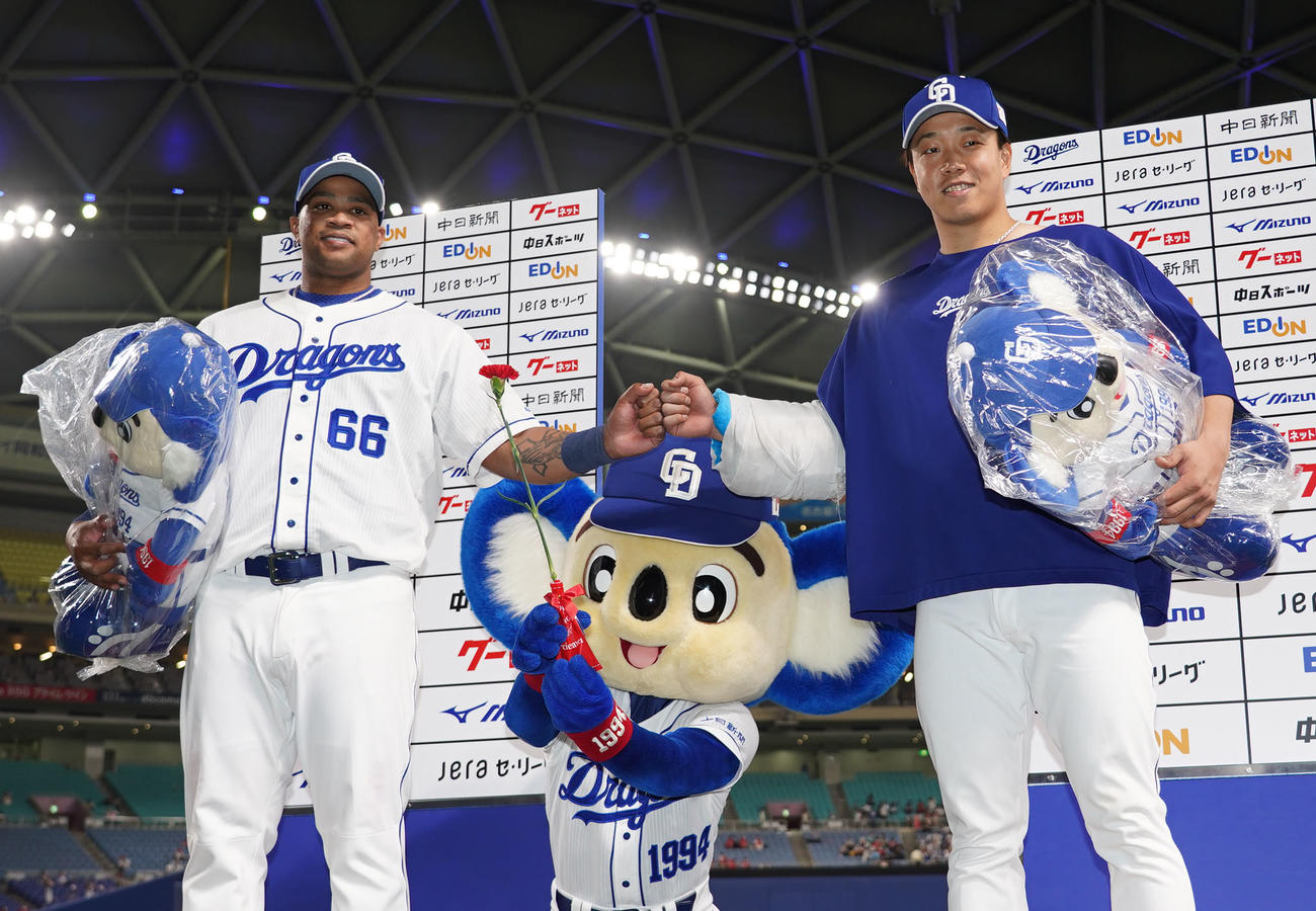 中日対広島　ヒーローインタビューを終えポーズを決めるビシエド（左）と柳（右）（撮影・森本幸一）