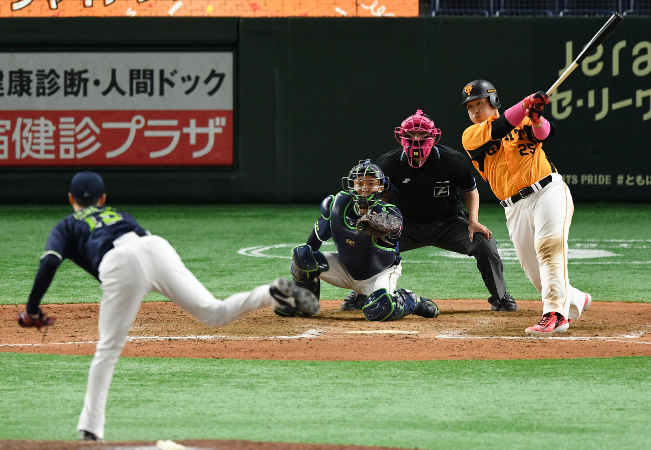 巨人対ヤクルト　9回裏巨人1死一、二塁、サヨナラとなる右越え3点本塁打を放つ岡本和（撮影・横山健太）