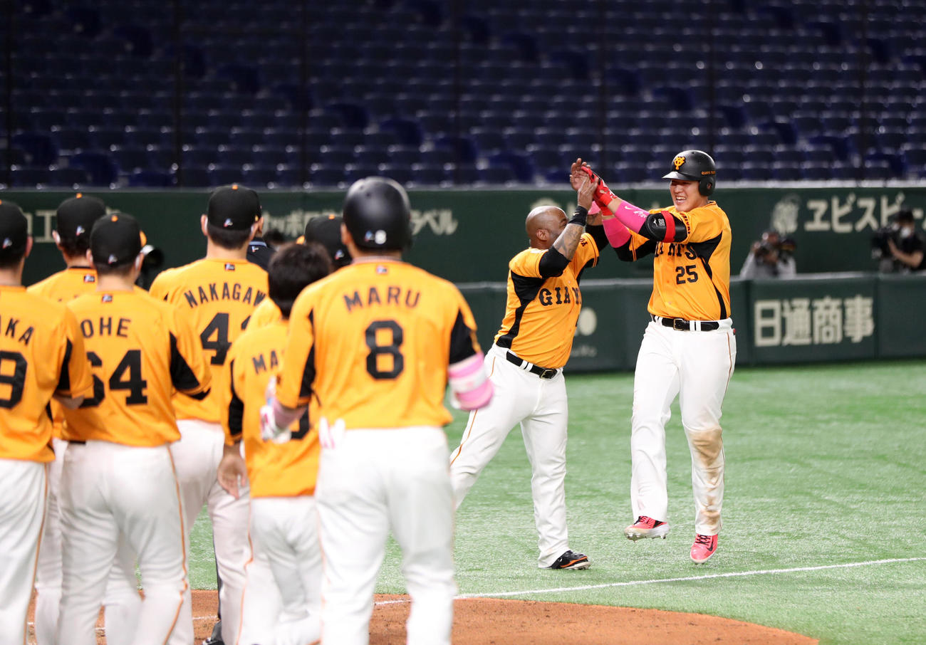 巨人対ヤクルト　9回裏巨人1死一、二塁、逆転サヨナラ3点本塁打を放ち、ウィーラー（右から2人目）らから祝福される岡本和（撮影・狩俣裕三）
