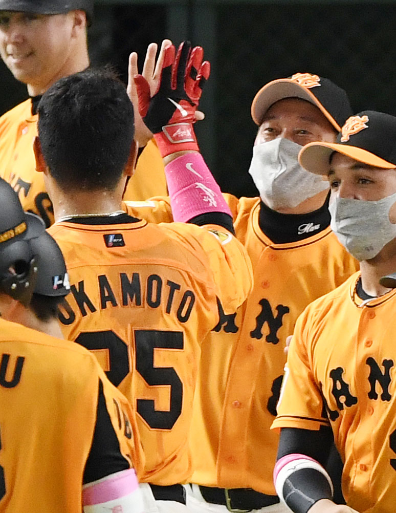巨人対ヤクルト　9回裏巨人1死一、二塁、サヨナラとなる右越え3点本塁打を放った岡本和（左）を祝福する原監督（撮影・横山健太）