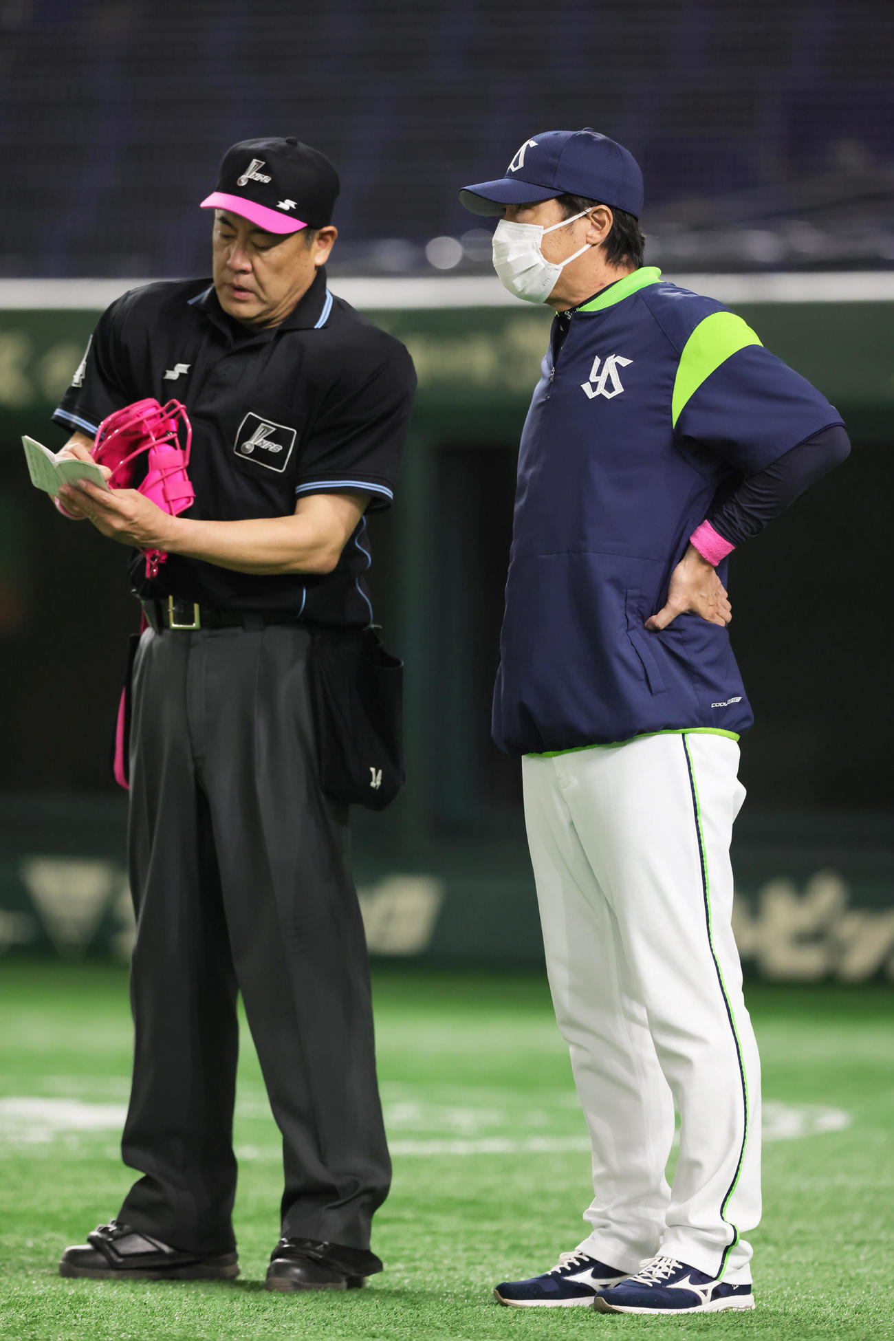 巨人対ヤクルト　選手交代を告げるヤクルト高津監督（撮影・足立雅史）