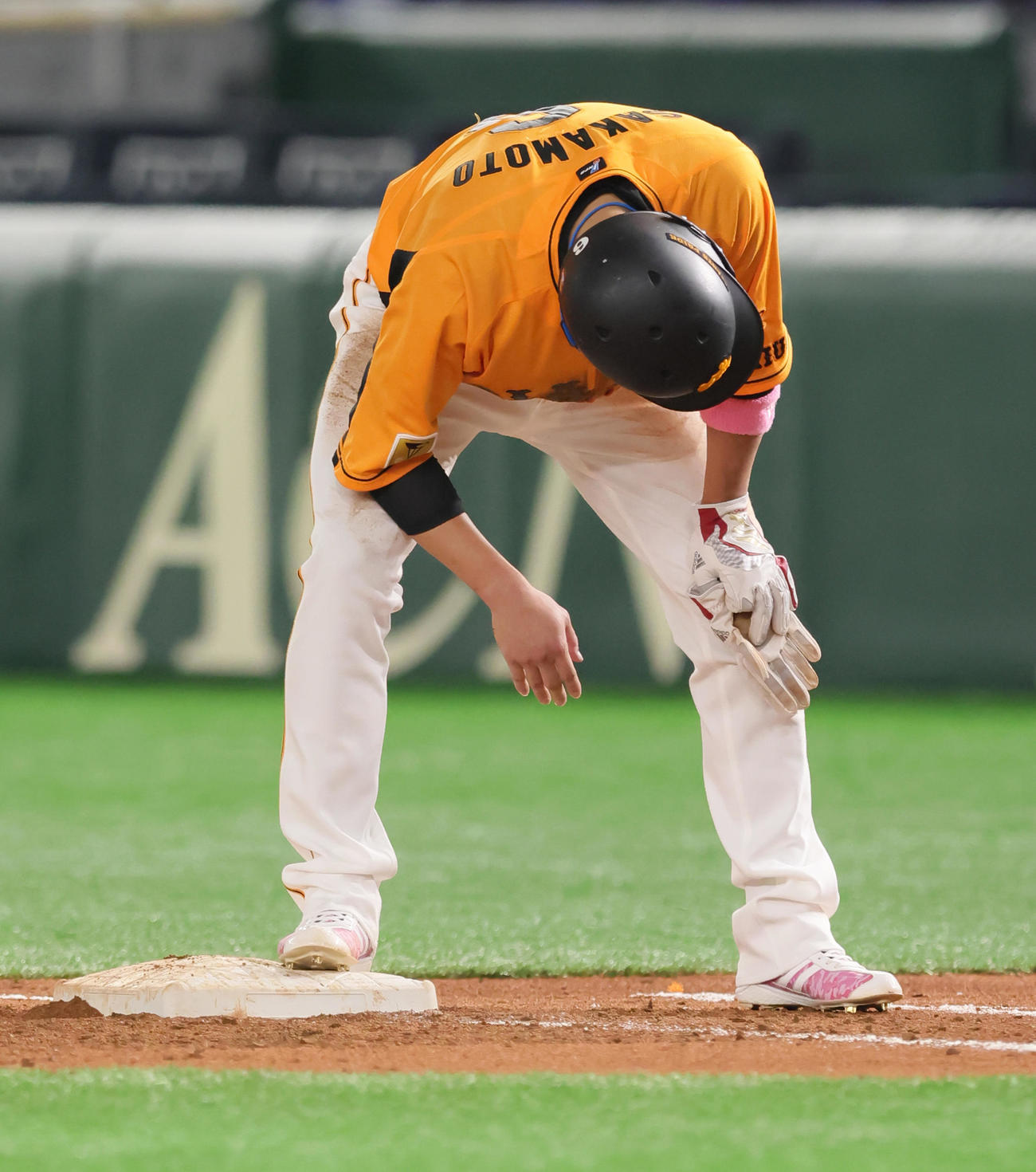 巨人対ヤクルト　5回裏巨人無死一、二塁、けん制で一塁に帰塁した際、右手を痛める一塁走者坂本（撮影・足立雅史）