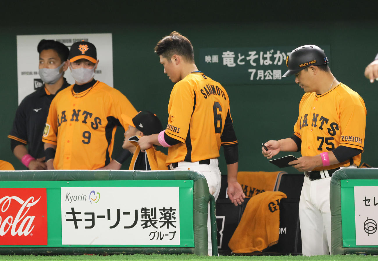 巨人対ヤクルト　5回裏塁した際、右手を痛めた坂本（中央）は途中交代でベンチ裏へと消える（撮影・足立雅史）