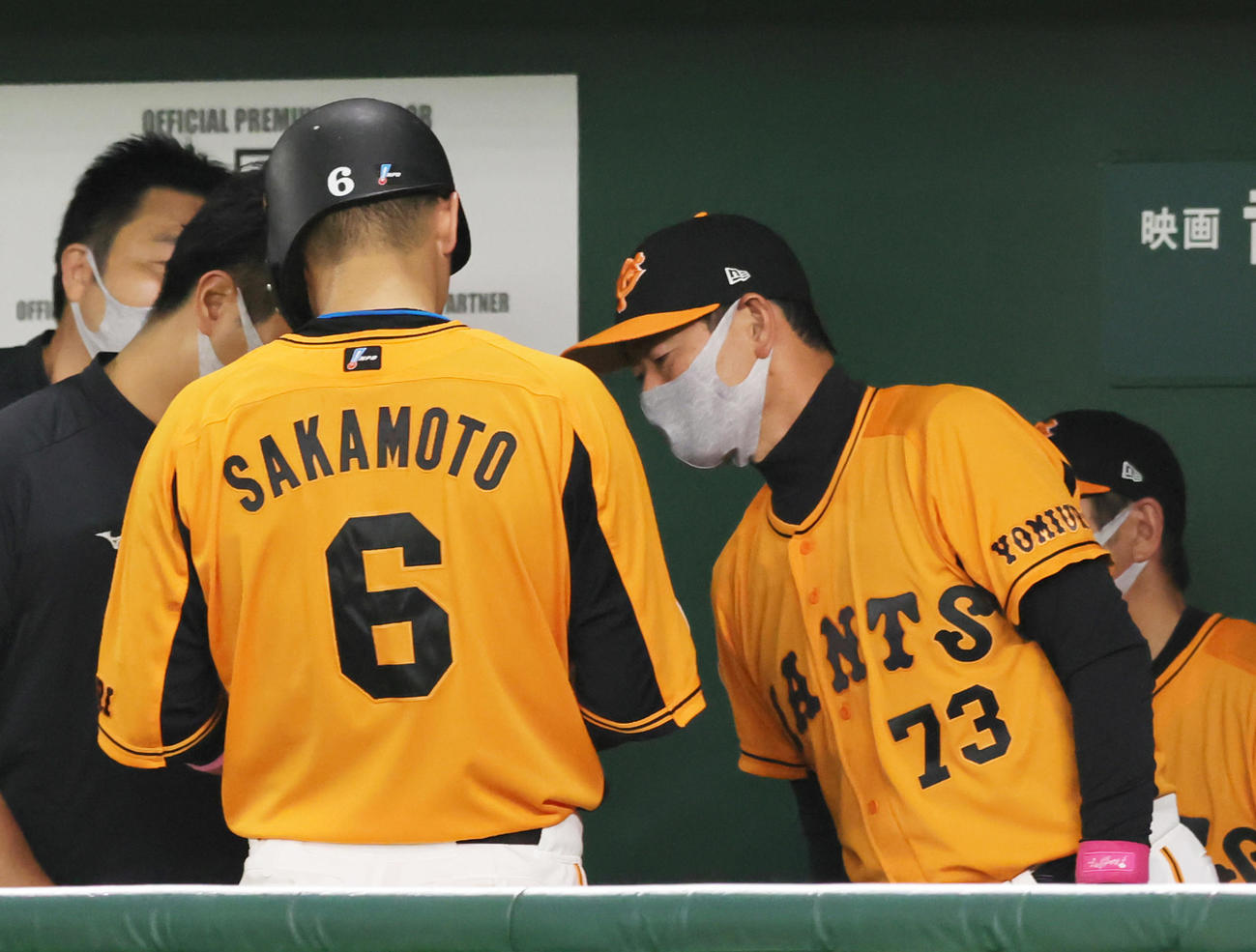 巨人対ヤクルト　5回裏塁した際、右手を痛めた坂本（左）を心配そうに見つめる桑田投手チーフコーチ補佐（撮影・足立雅史）