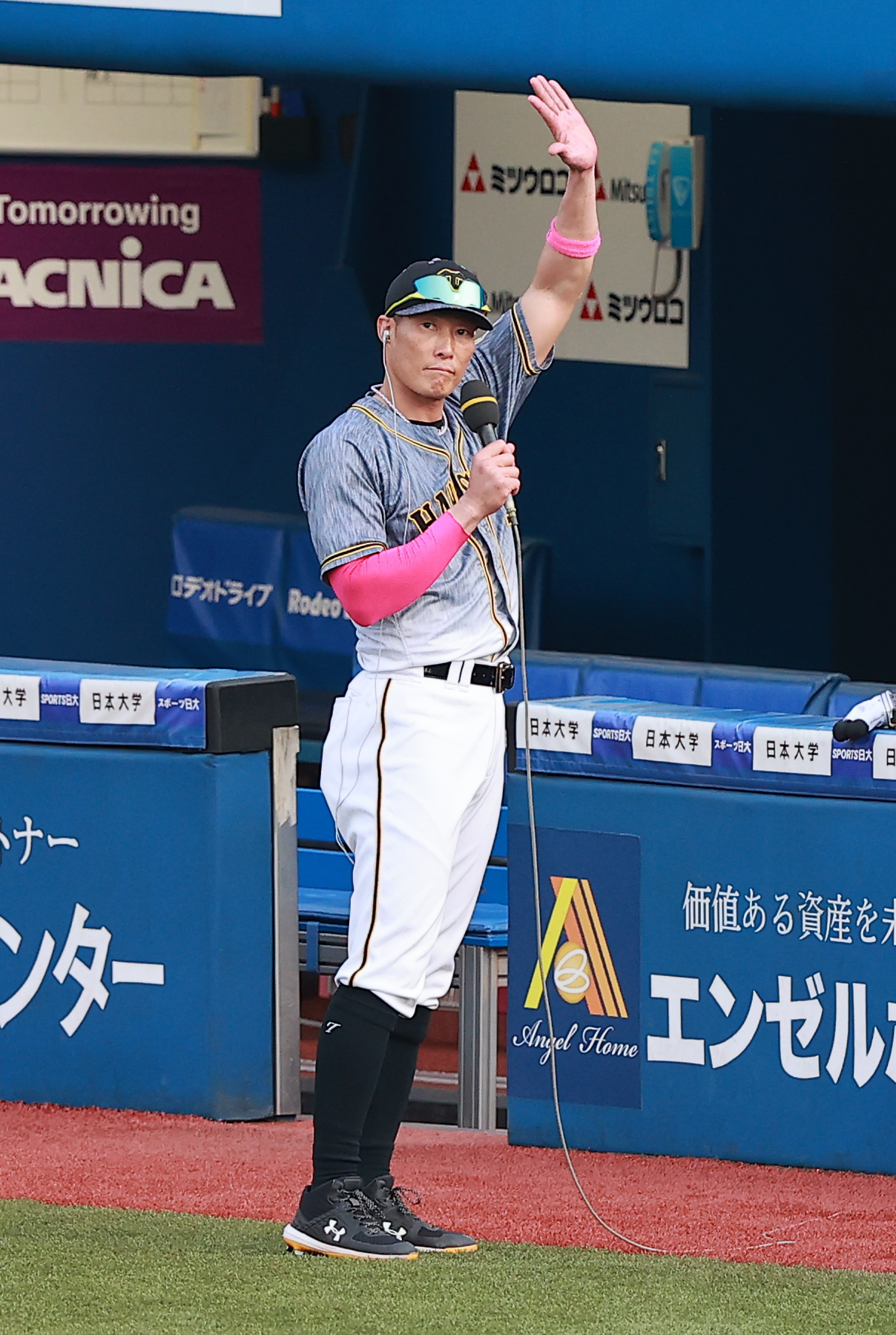 DeNA対阪神　ヒーローインタビューを終えファンに手を振る阪神糸井（撮影・野上伸悟）