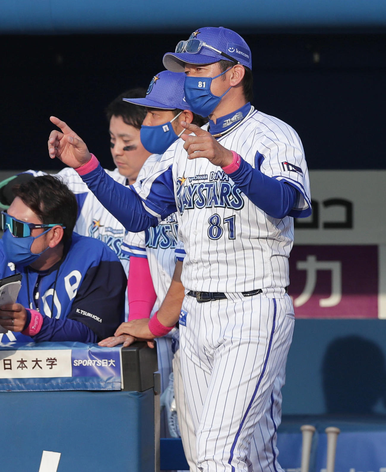 DeNA対阪神　9回裏DeNA2死、山下の二ゴロのアウト判定にリクエストする三浦監督（手前）（撮影・前田充）
