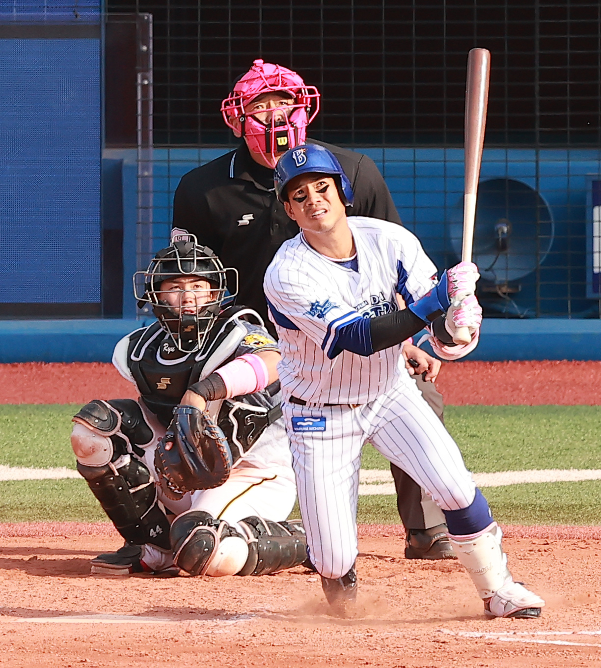 DeNA対阪神　7回裏DeNA1死、岩貞祐太から左越え本塁打を放つ桑原（撮影・野上伸悟）