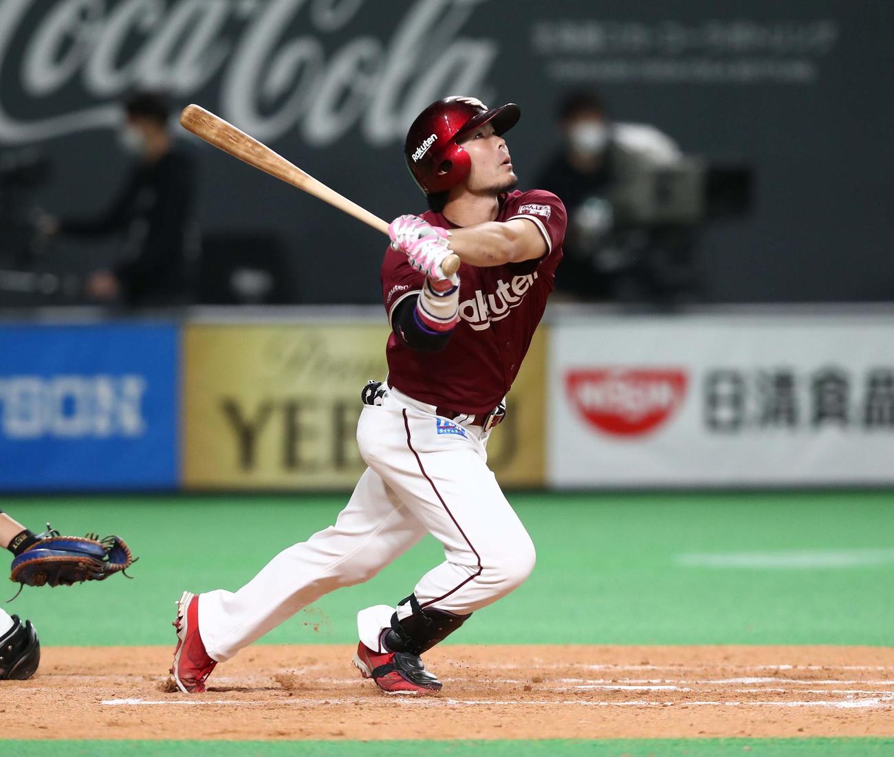 日本ハム対楽天　5回表楽天2死三塁、右前に落ちる適時二塁打を放つ島内（撮影・黒川智章）