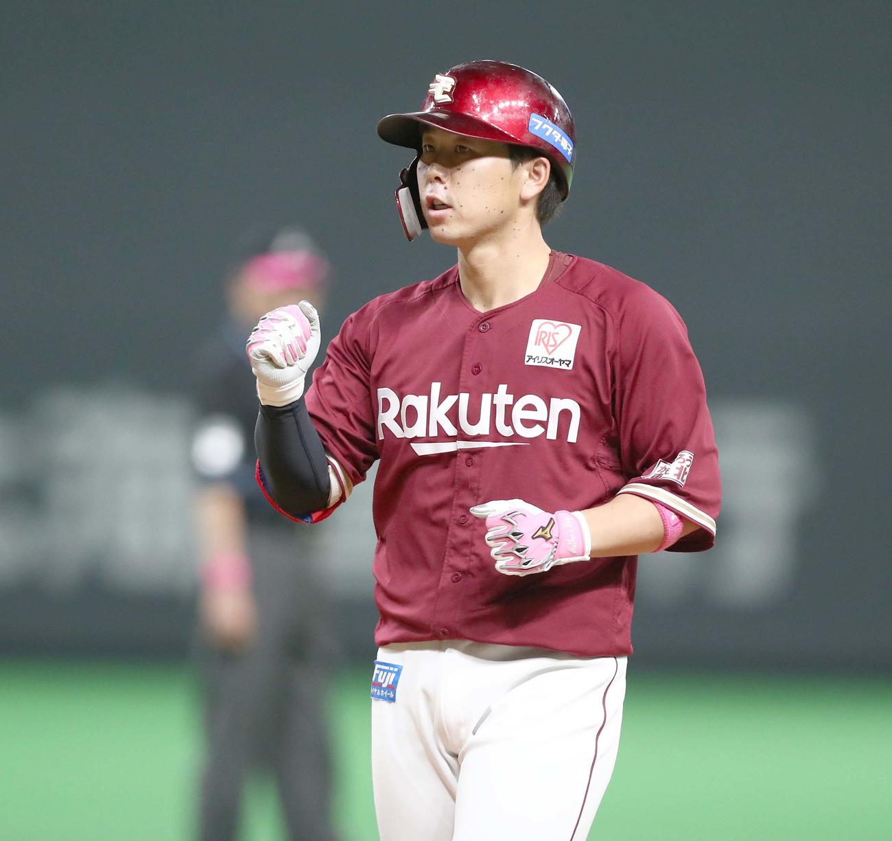 日本ハム対楽天　6回表楽天2死二塁、中前適時打を放ちガッツポーズの鈴木大（撮影・黒川智章）