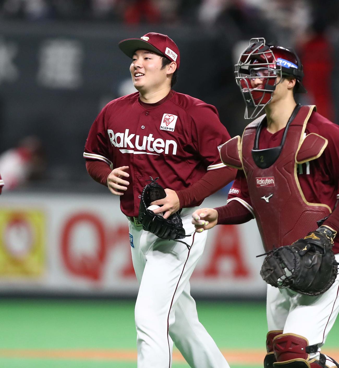 日本ハム対楽天　通算150セーブを達成し笑顔で引き揚げる松井（撮影・黒川智章）