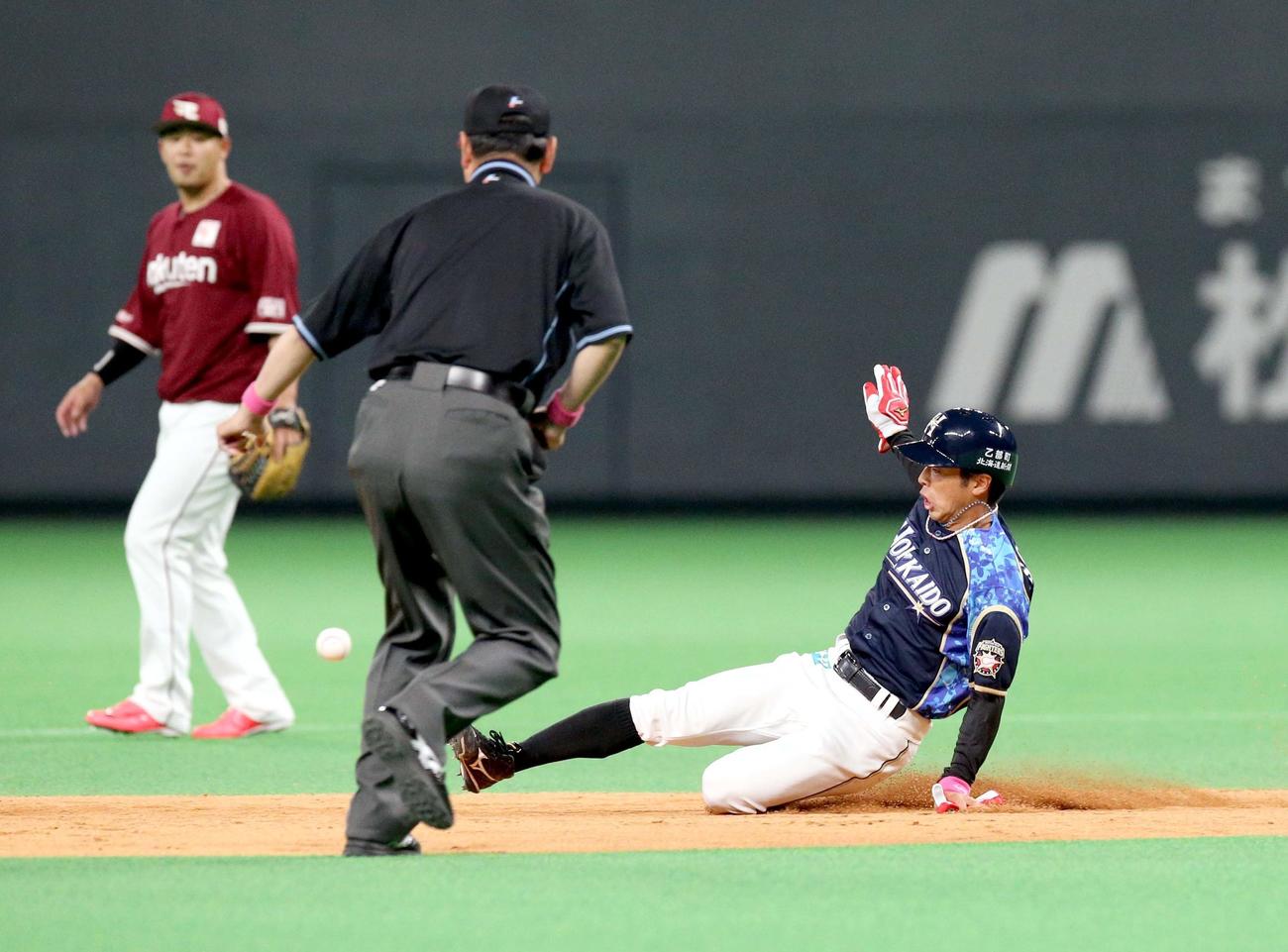 日本ハム対楽天　5回裏日本ハム2死一塁、五十幡はプロ初盗塁を決める（撮影・佐藤翔太）