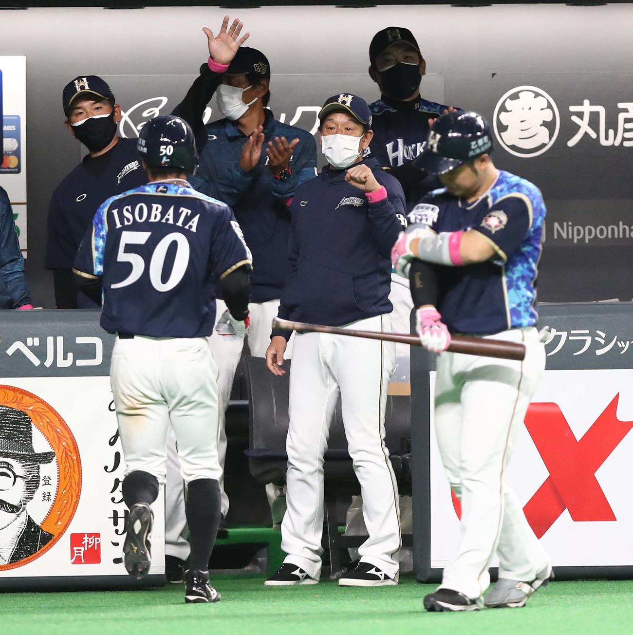 日本ハム対楽天　7回裏、生還した五十幡を出迎える栗山監督（中央）（撮影・黒川智章）