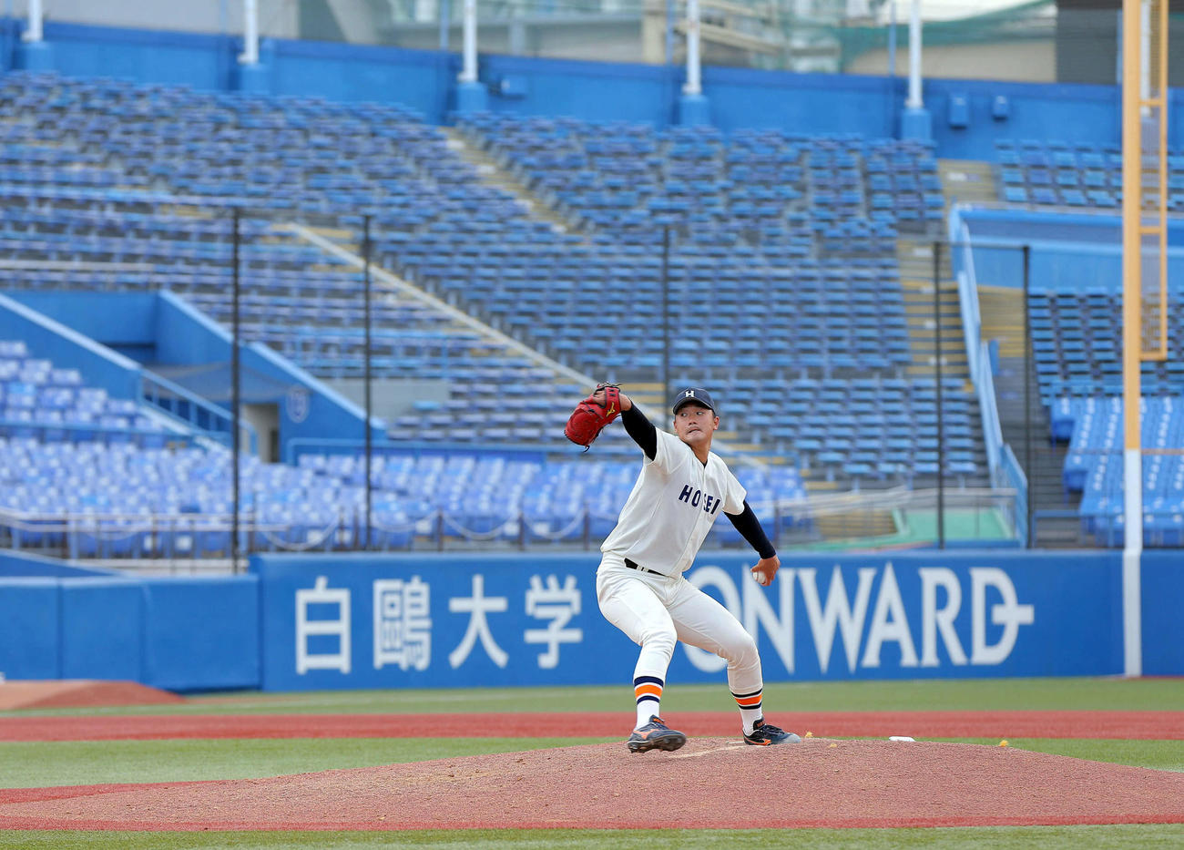 法大対明大　無観客のスタンドを背に明大に2失点完投勝利を挙げた法大・山下輝